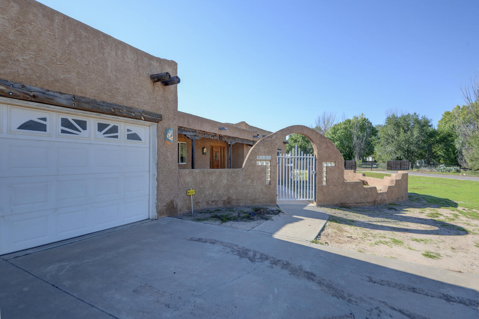 18 Omar Road, Los Lunas, NM 87031