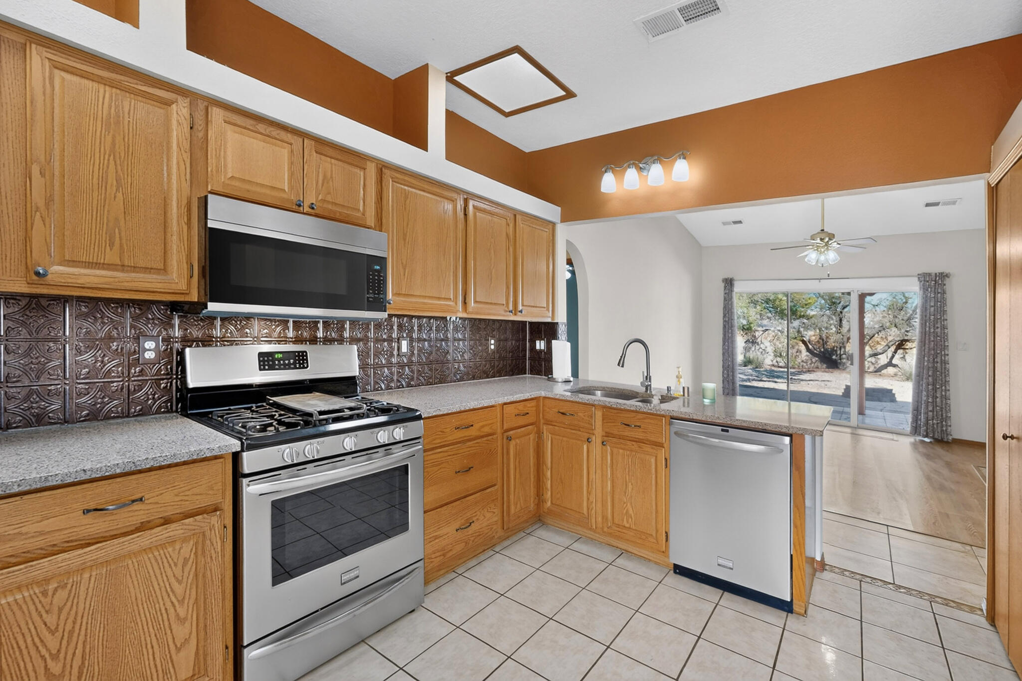 Photo 4 — 2881 Chessman Drive SE