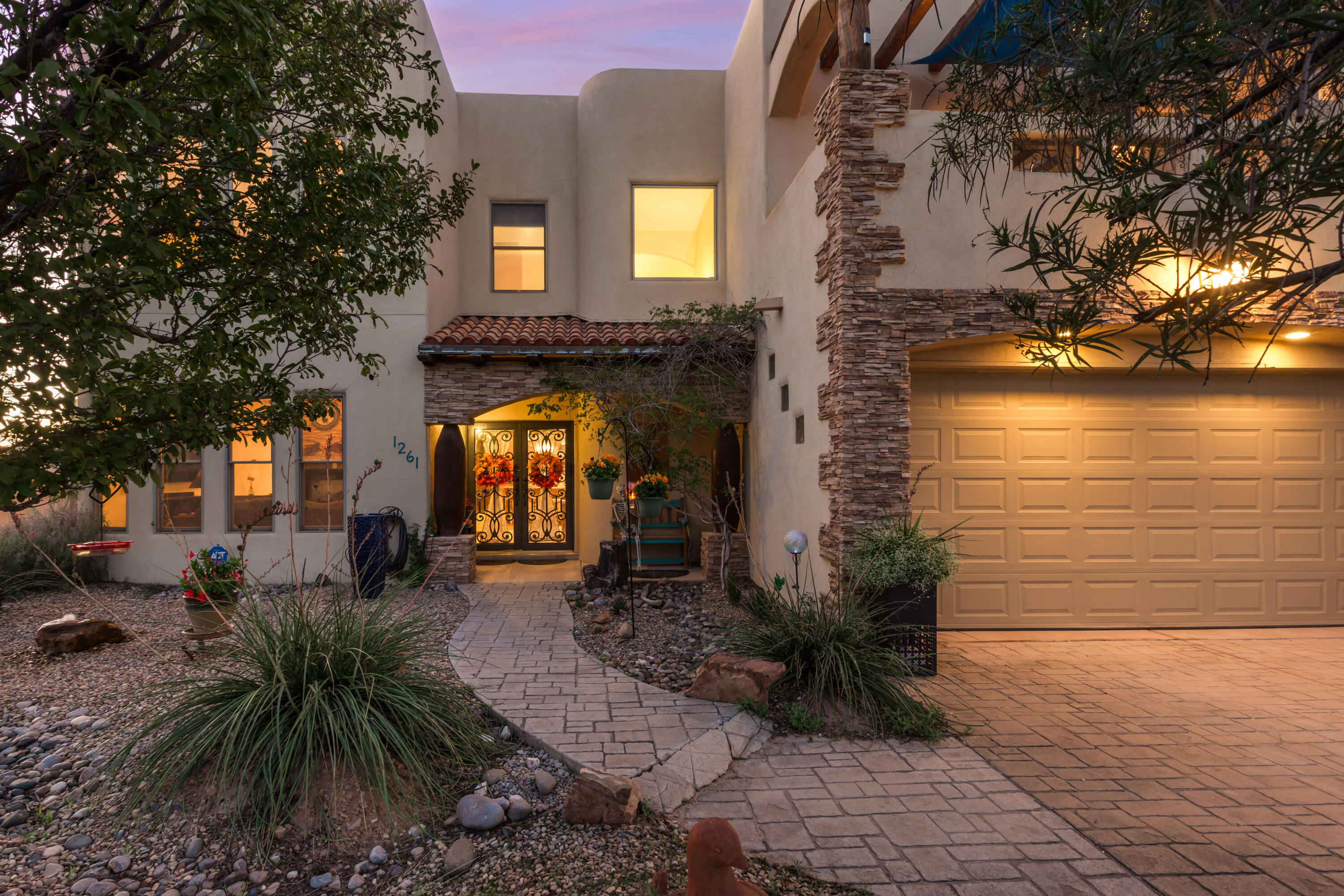Photo 12 — 1261 Monterrey Road NE