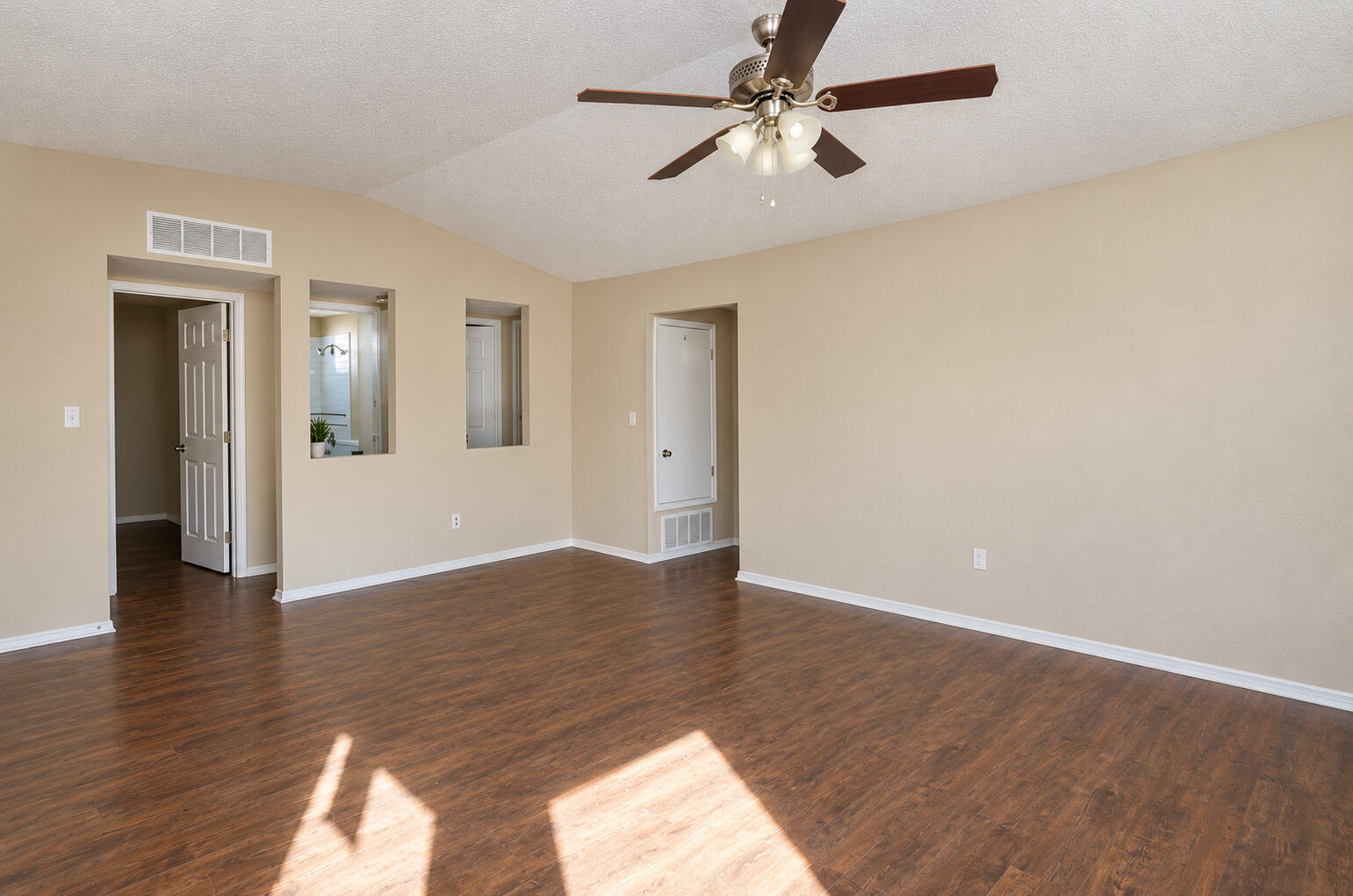Photo 4 — 4933 Turquoise Drive NE