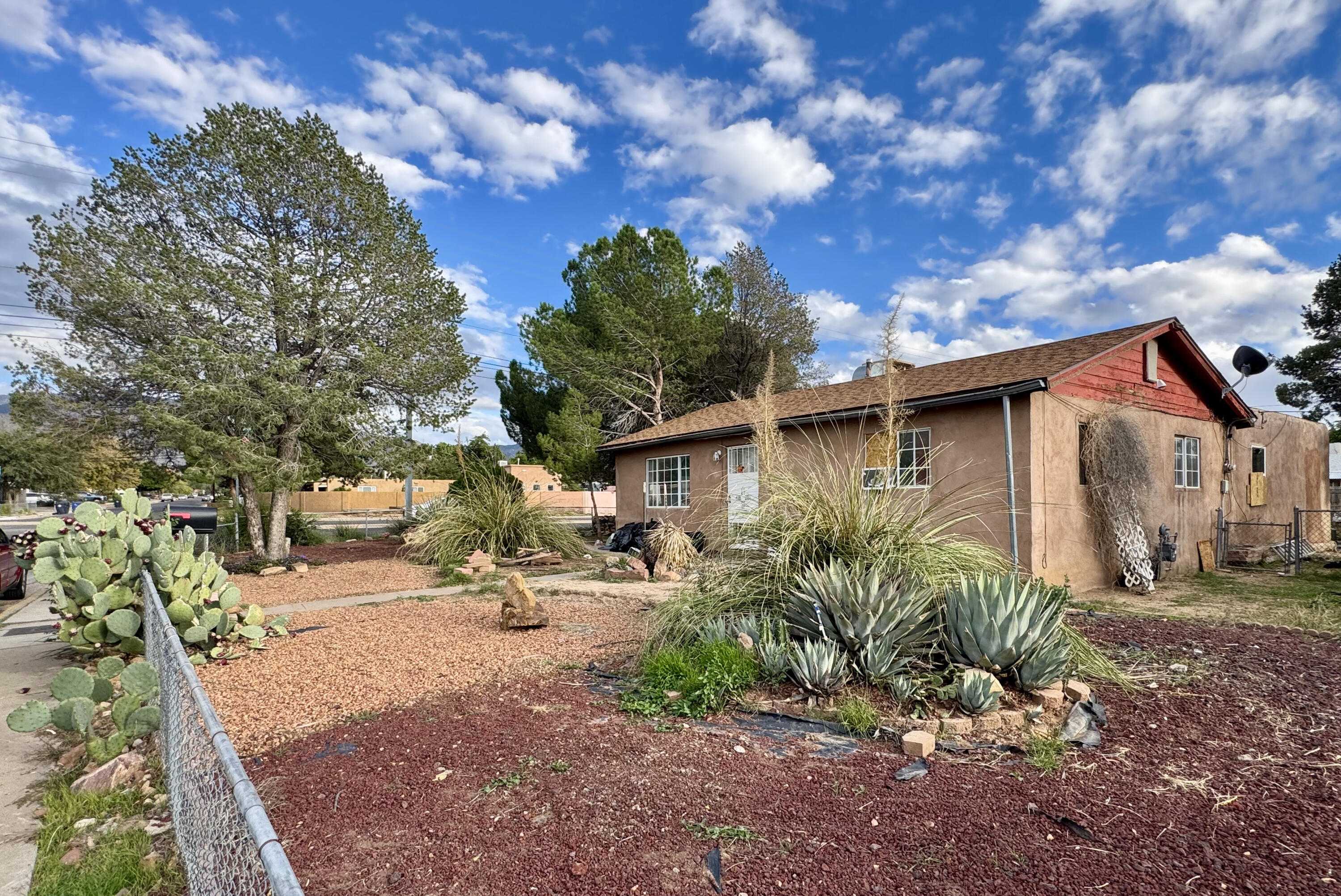 9612 Woodland Avenue NE, Albuquerque, NM 87112