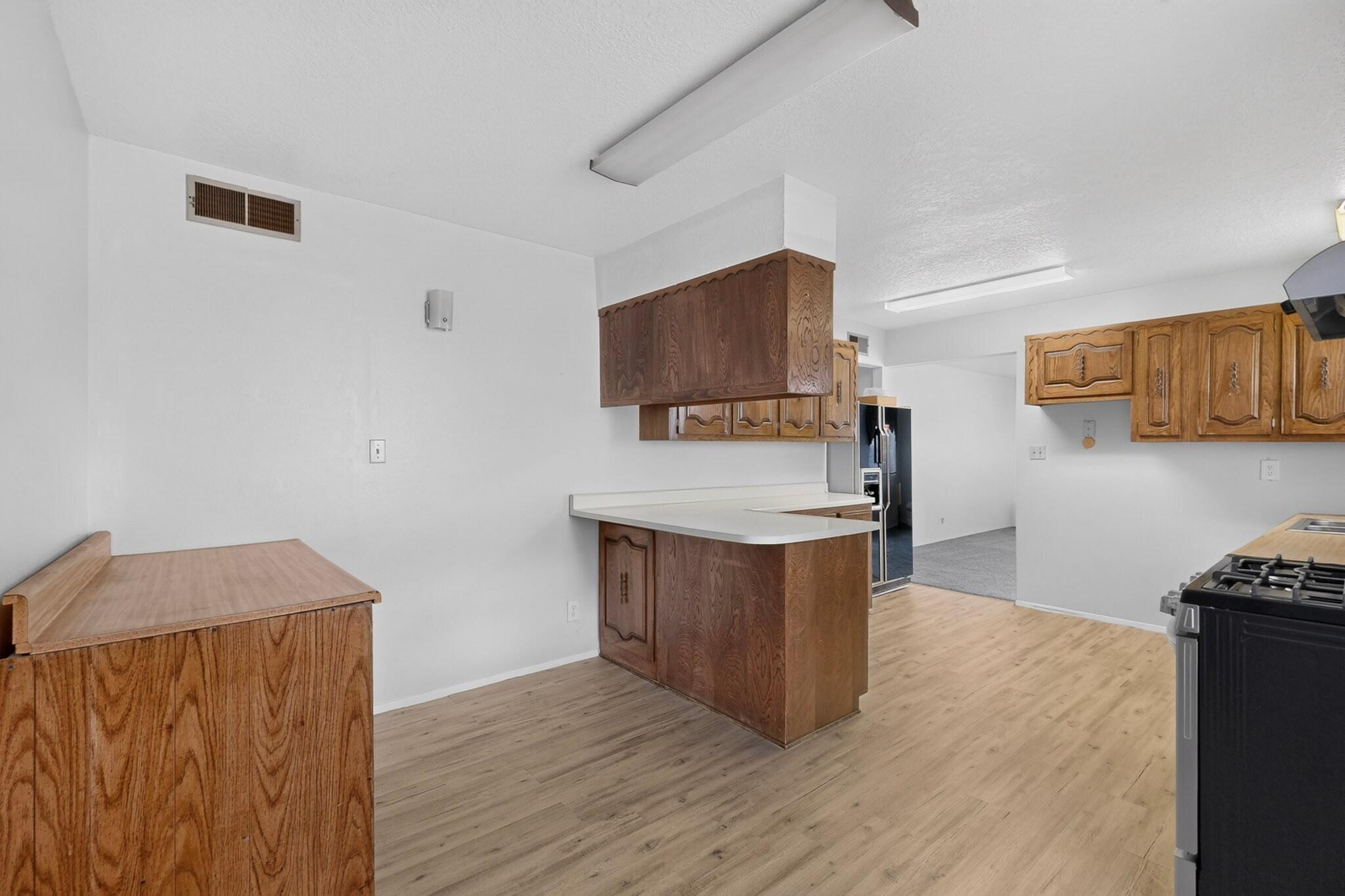 Photo 4 — 628 Mountain View Avenue NE