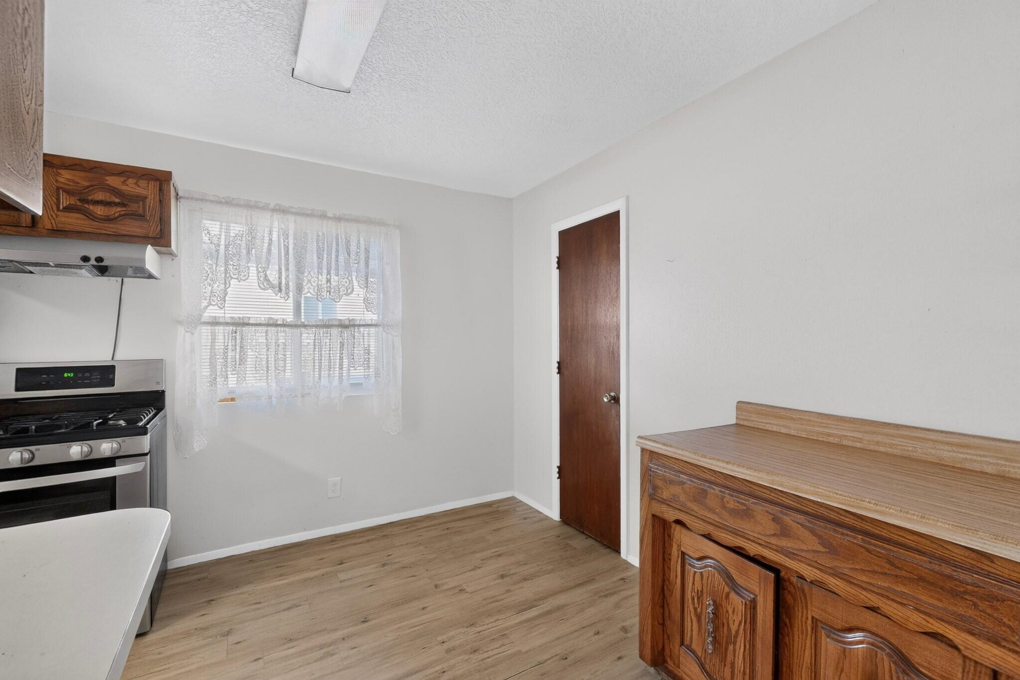 Photo 5 — 628 Mountain View Avenue NE