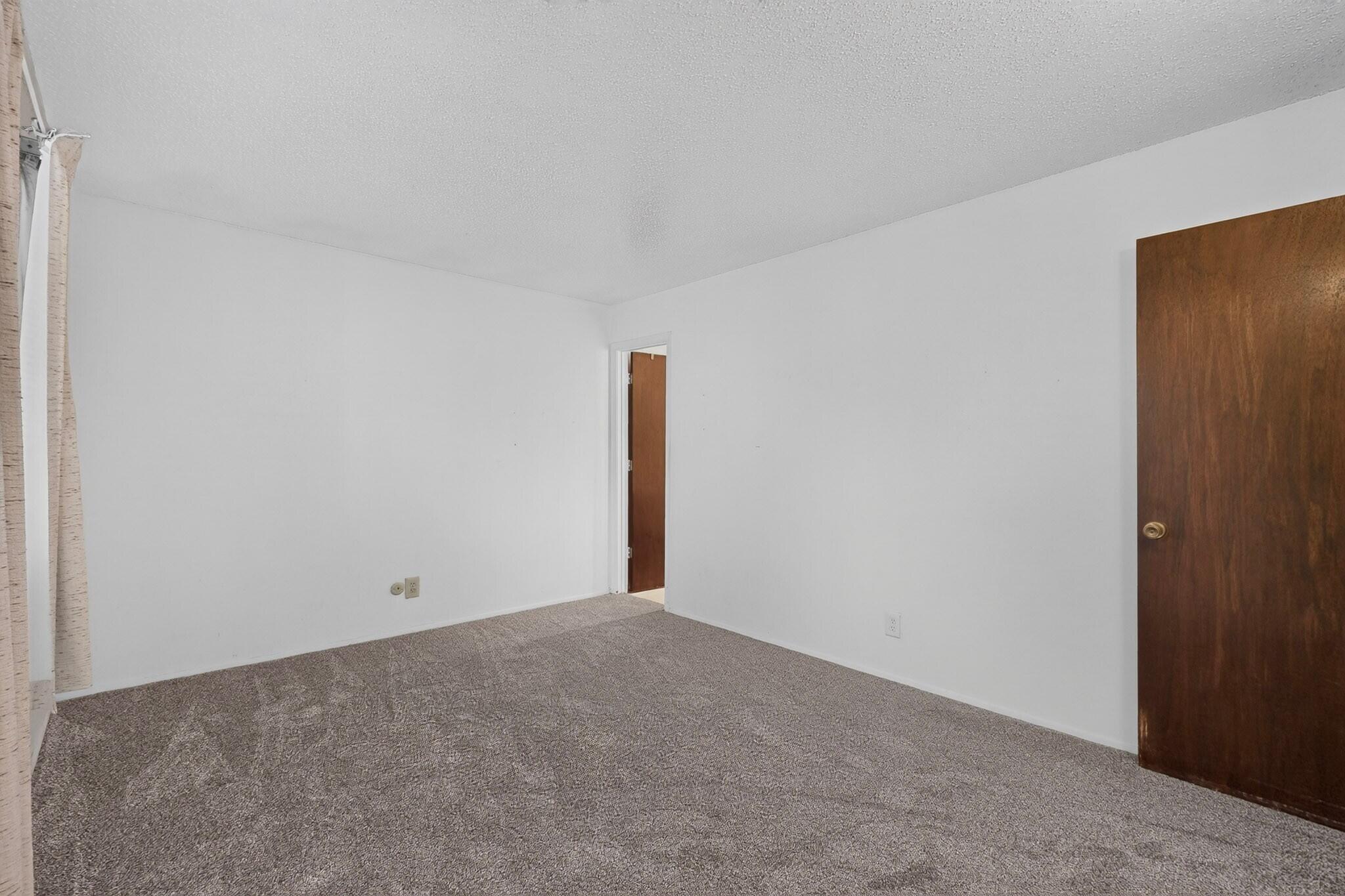 Photo 9 — 628 Mountain View Avenue NE