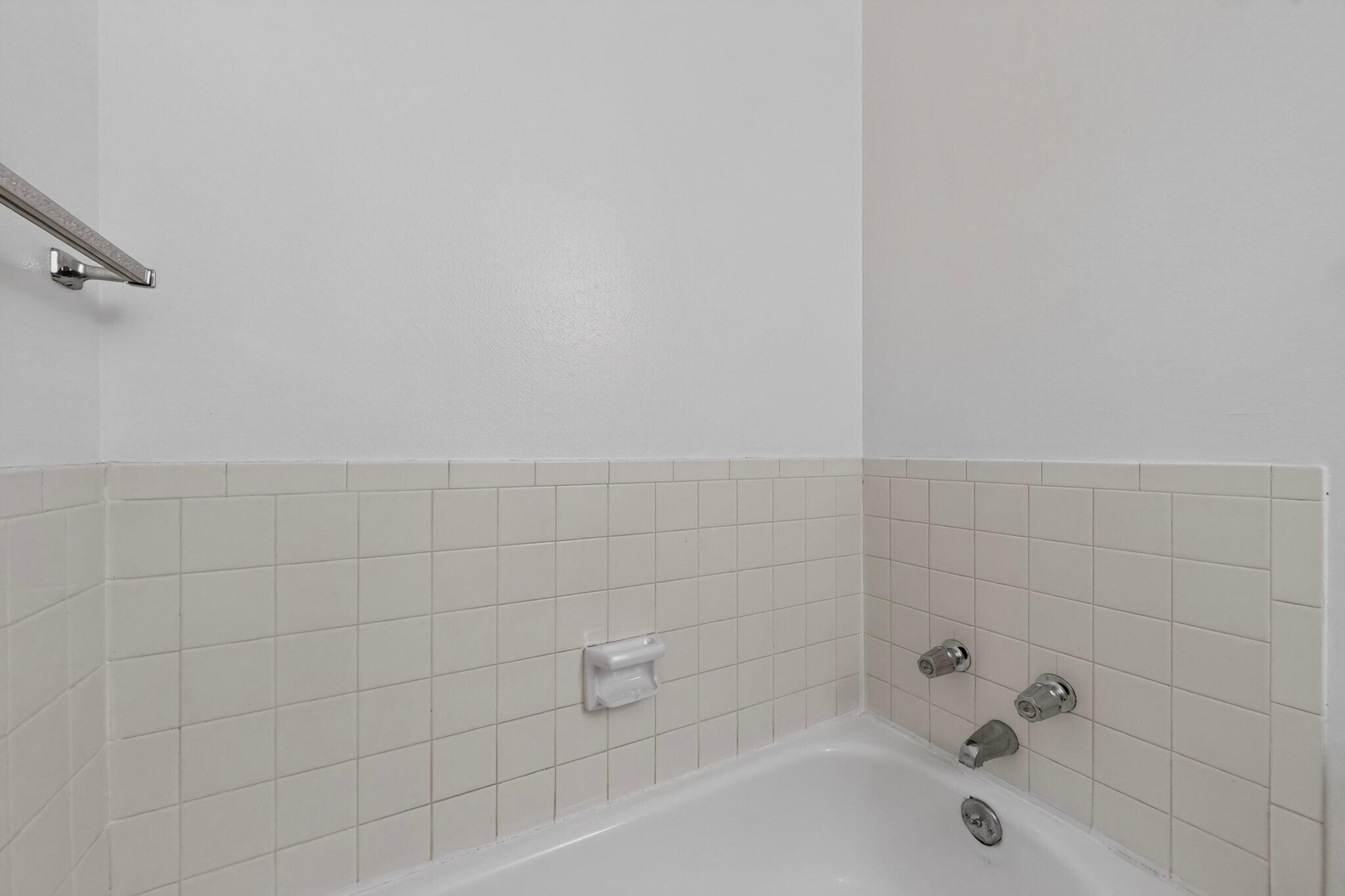 Photo 20 — 628 Mountain View Avenue NE