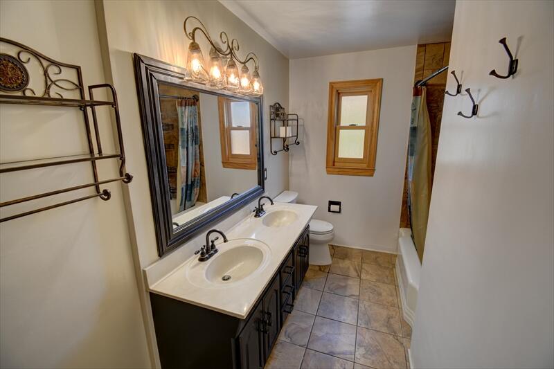 Photo 16 — 1100 Chama Street NE