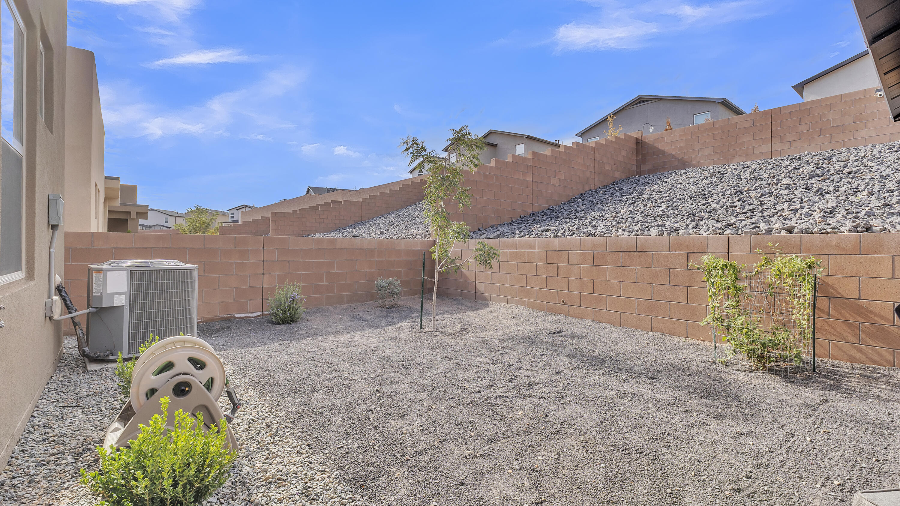 Photo 10 — 6691 Sydney Drive NE