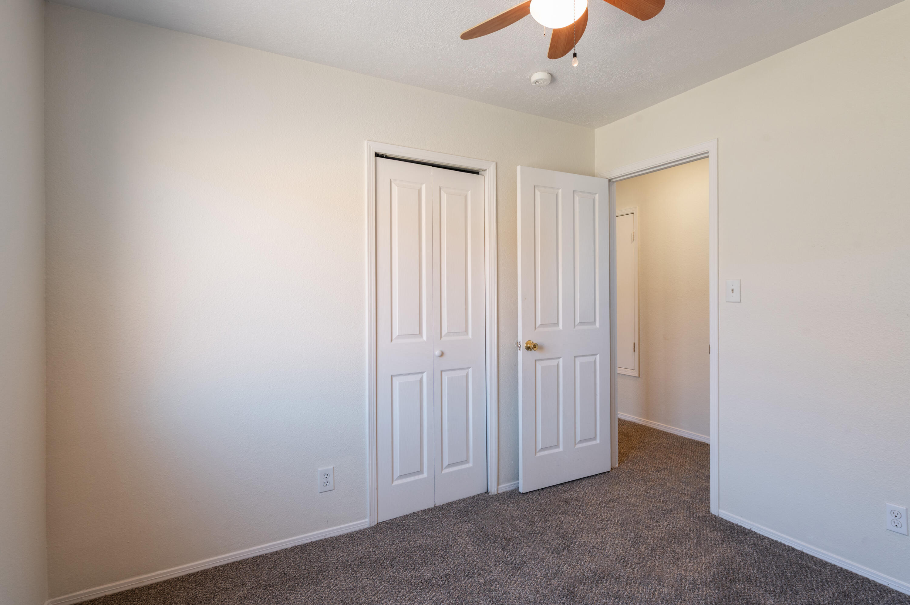 Photo 5 — 590 Hewlett Drive NE