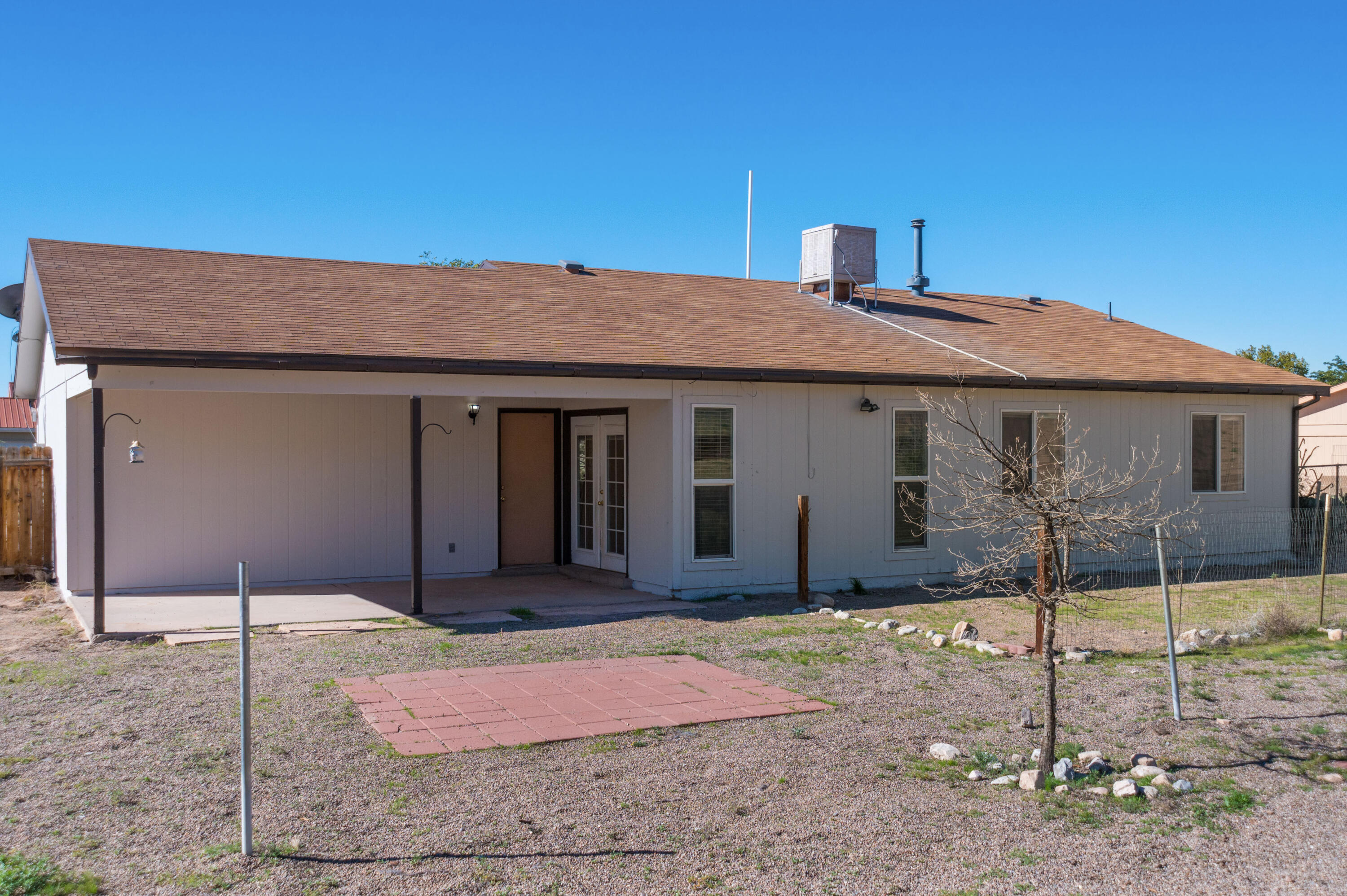 Photo 3 — 590 Hewlett Drive NE