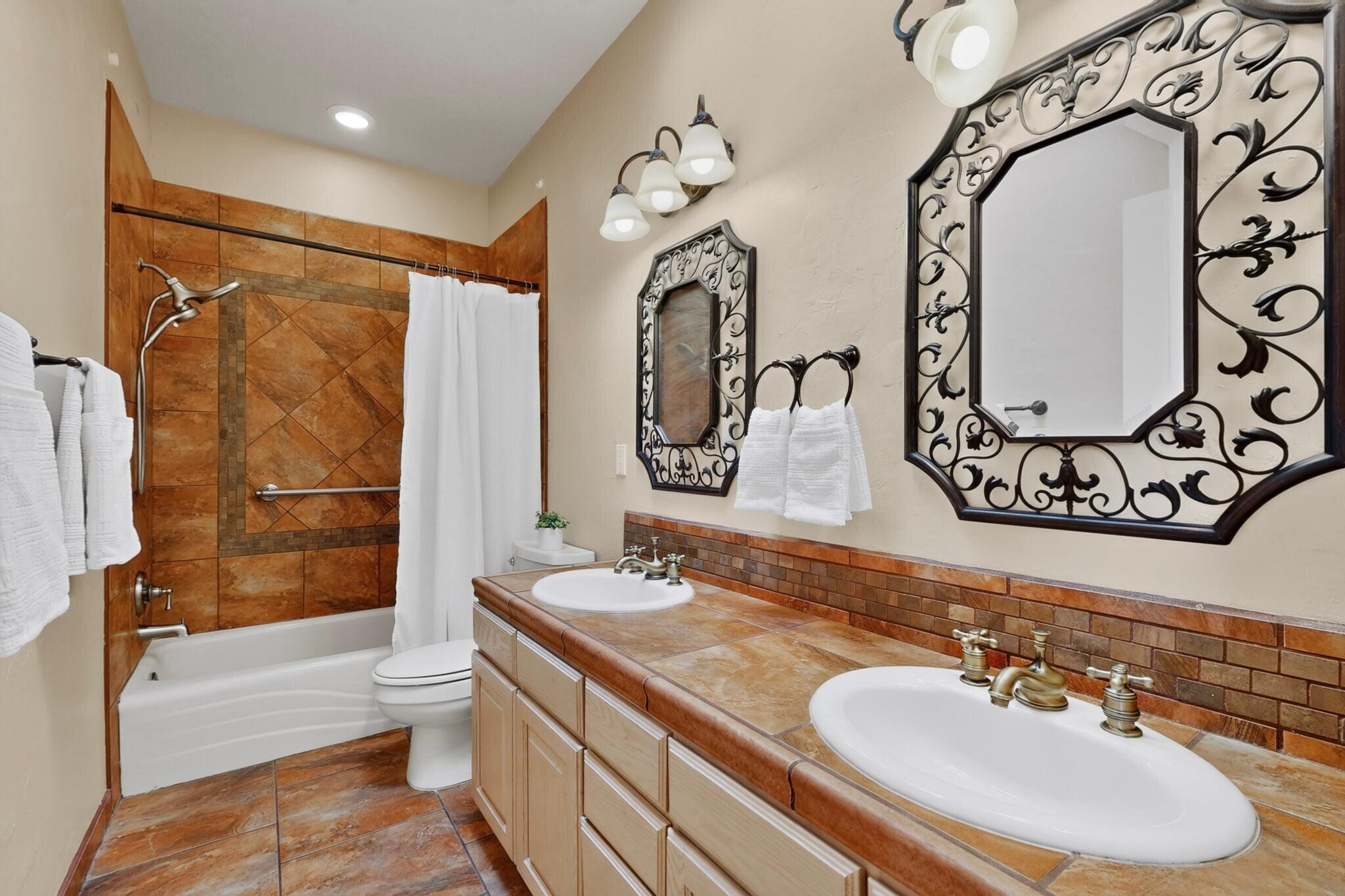 Photo 19 — 8822 Corona Avenue NE
