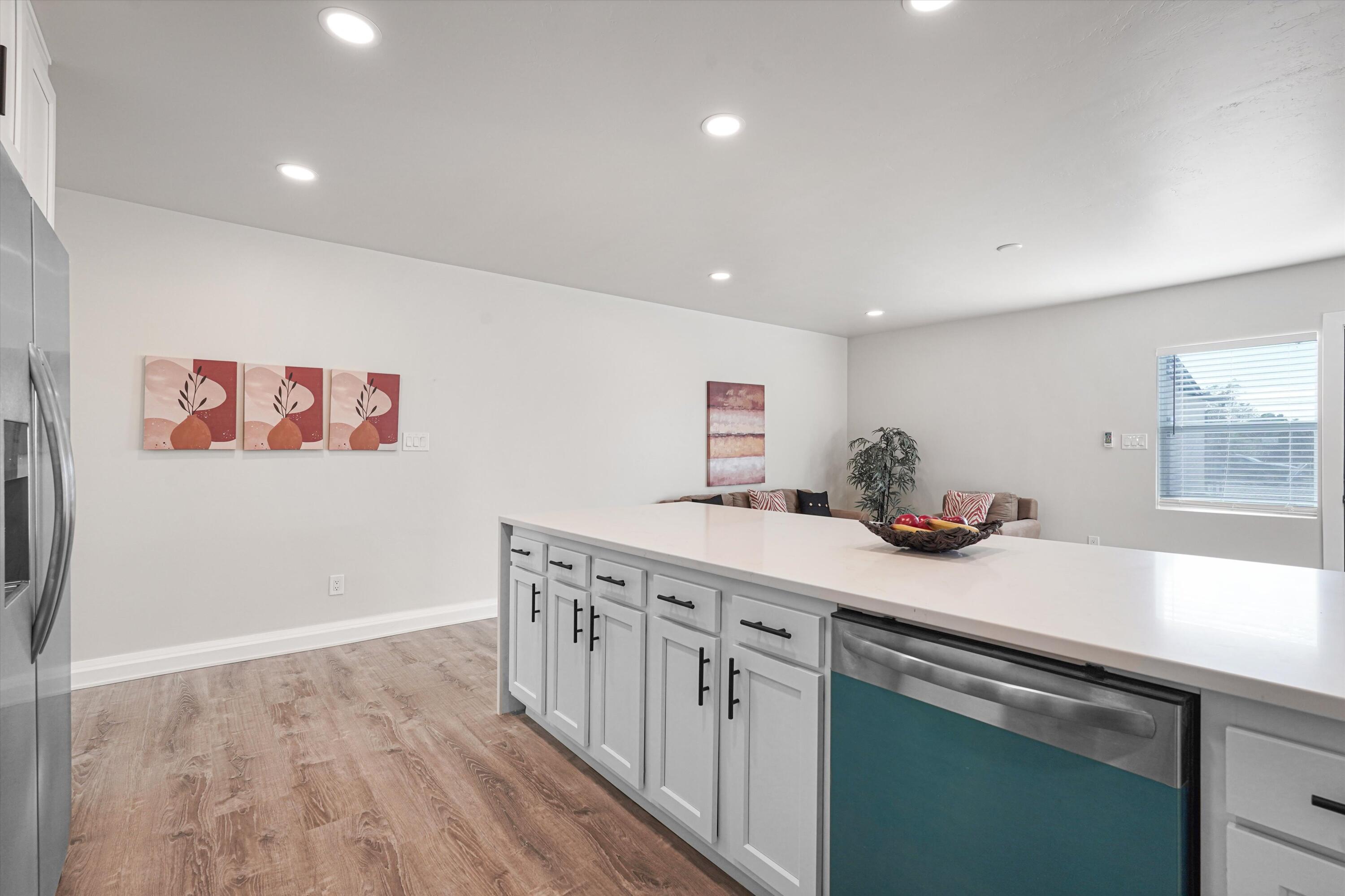 Photo 17 — 2408 Broadway Boulevard NE