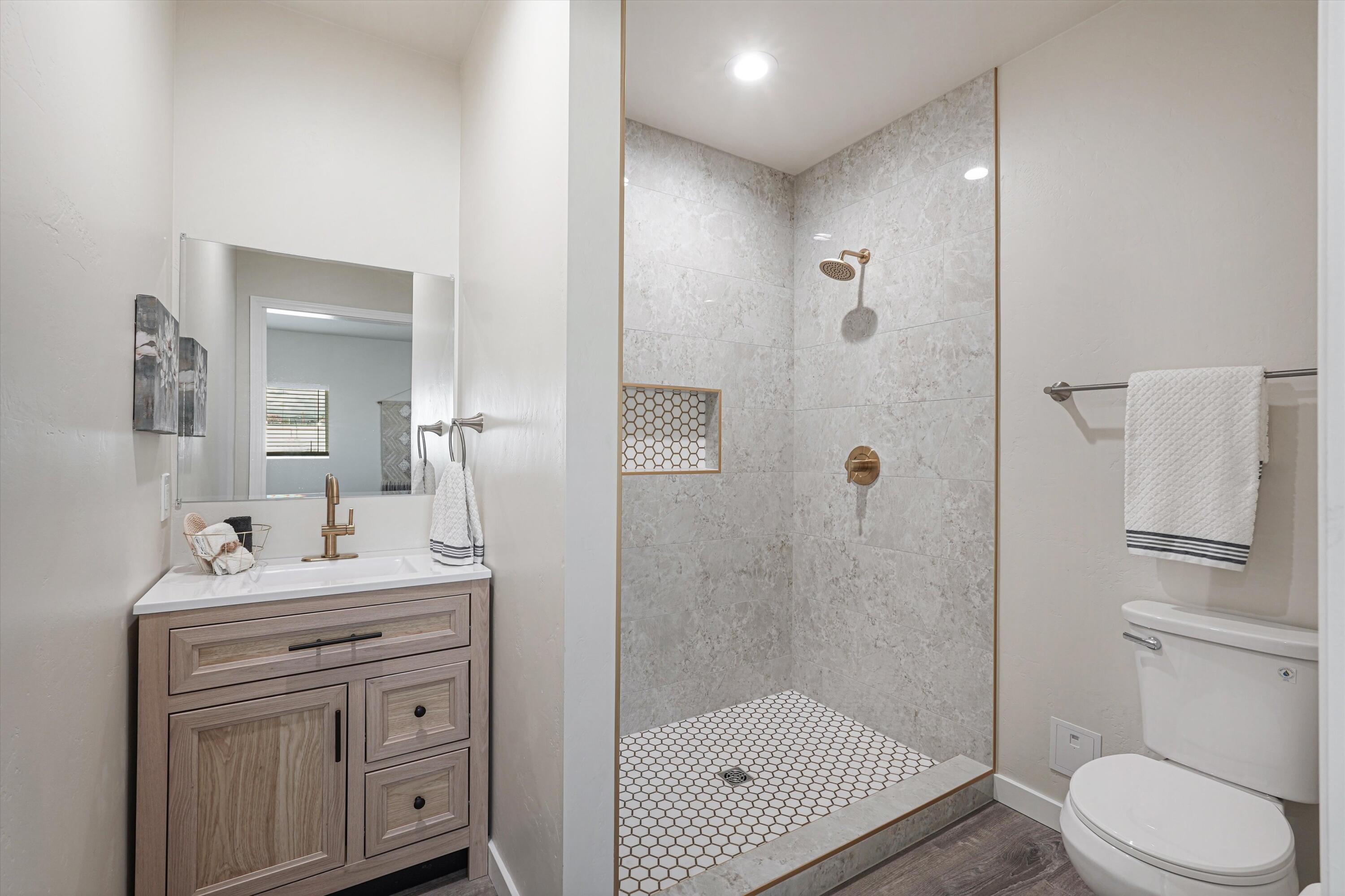 Photo 14 — 2408 Broadway Boulevard NE