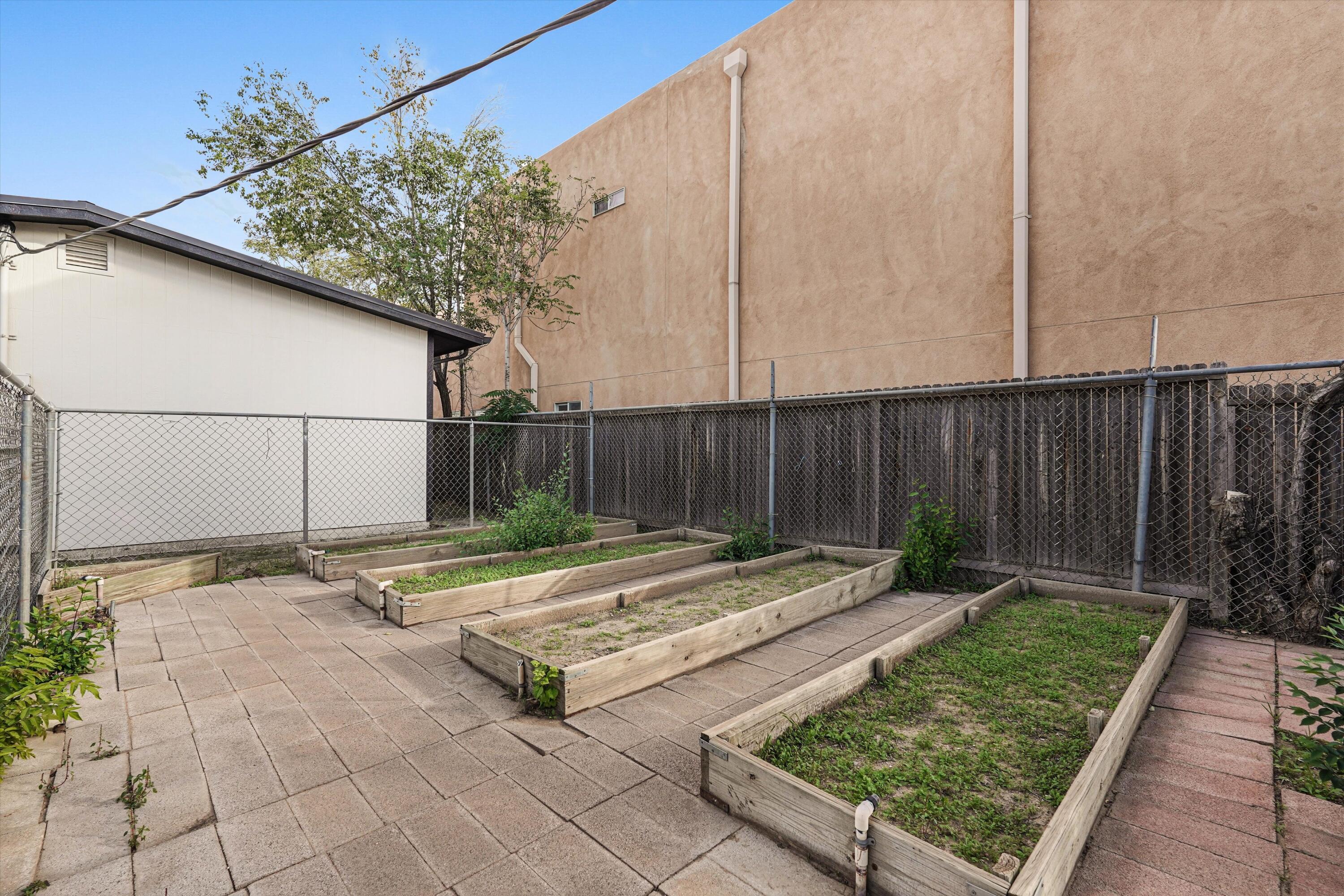 Photo 6 — 2408 Broadway Boulevard NE