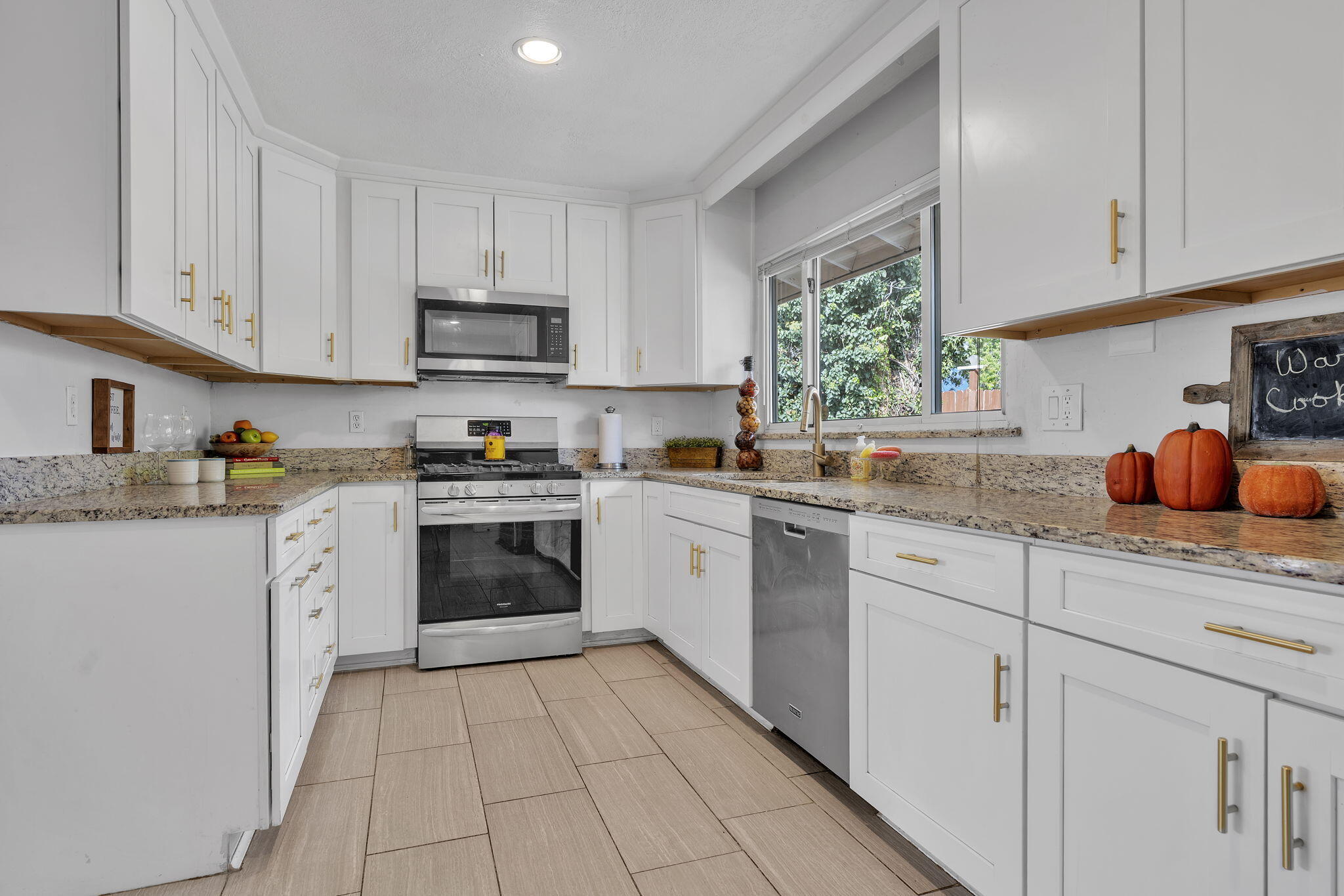 Photo 7 — 1522 Conchas Street NE
