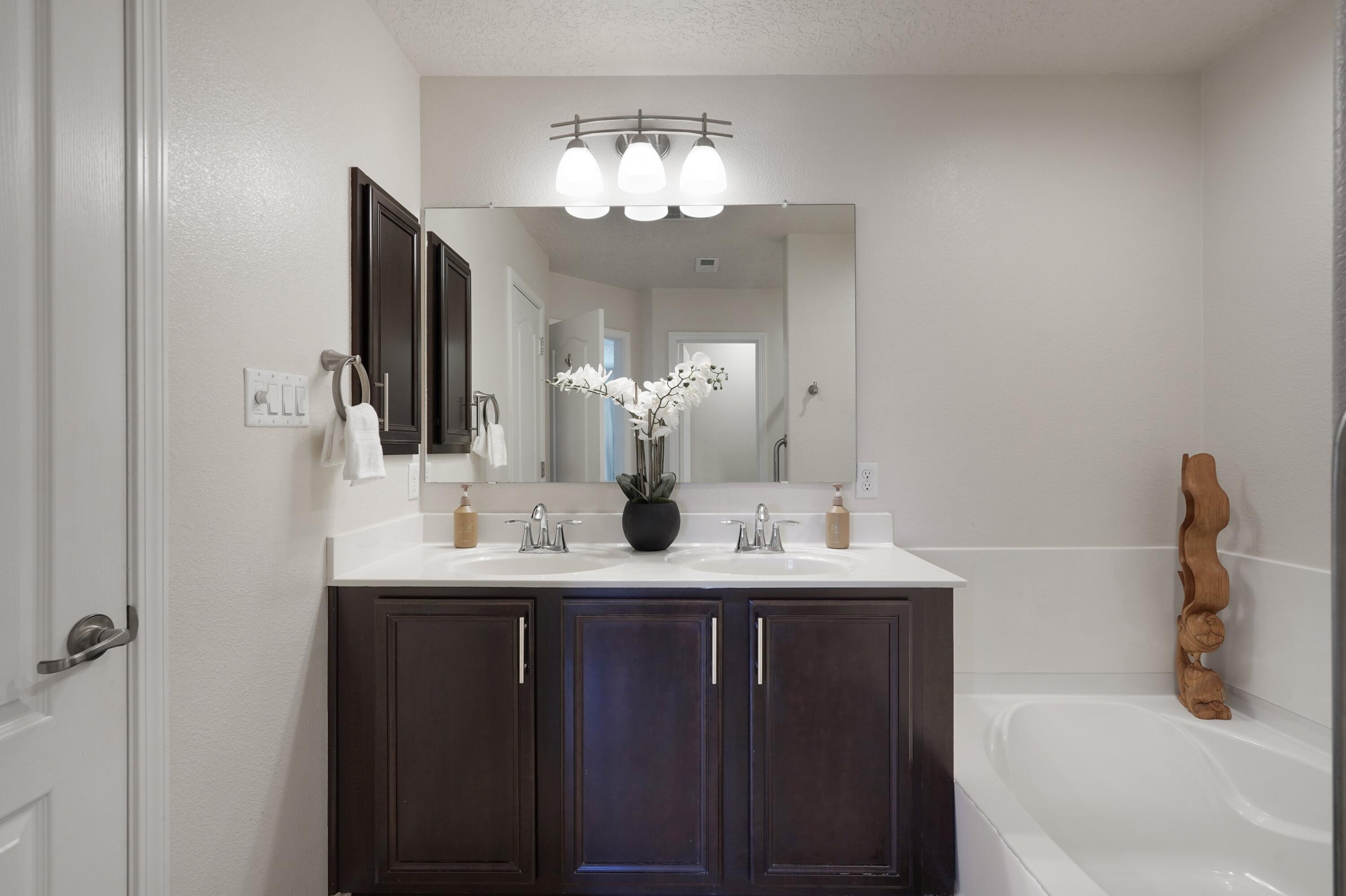 Photo 9 — 10023 Rio Corto Avenue SW