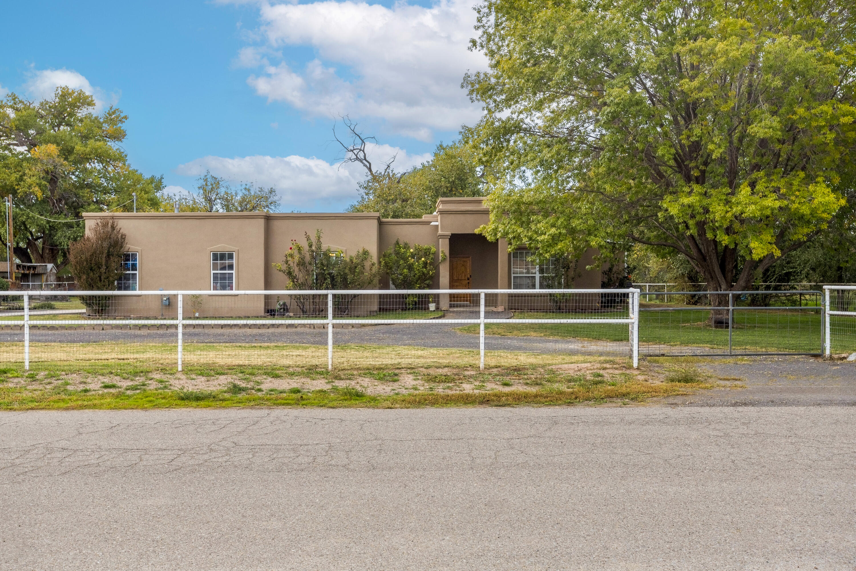 23 Shadow View Road, Los Lunas, NM 87031
