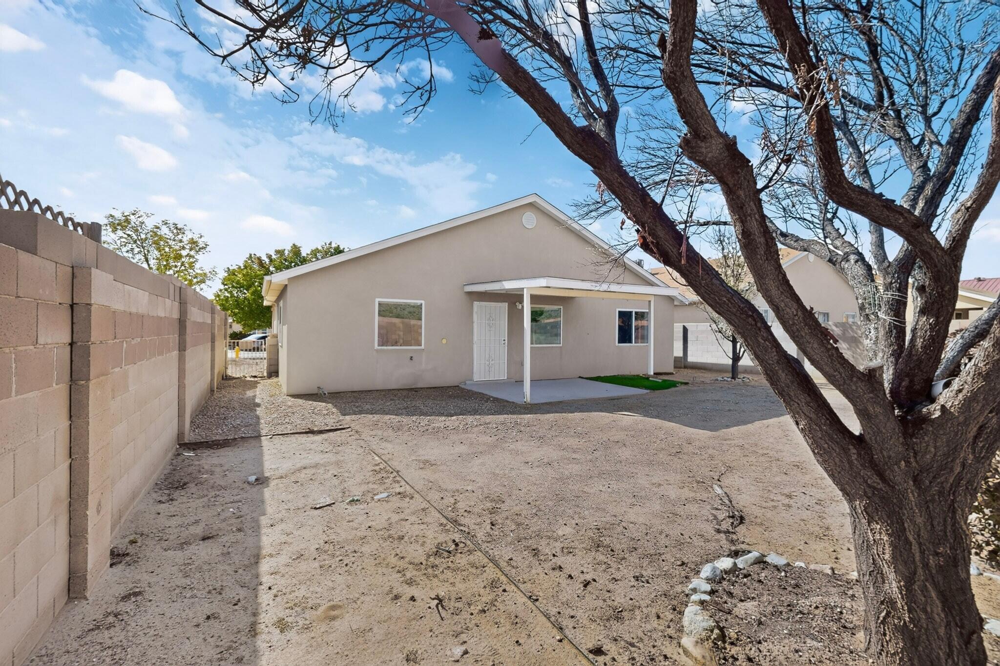 Photo 7 — 9015 Santa Catalina Avenue NW