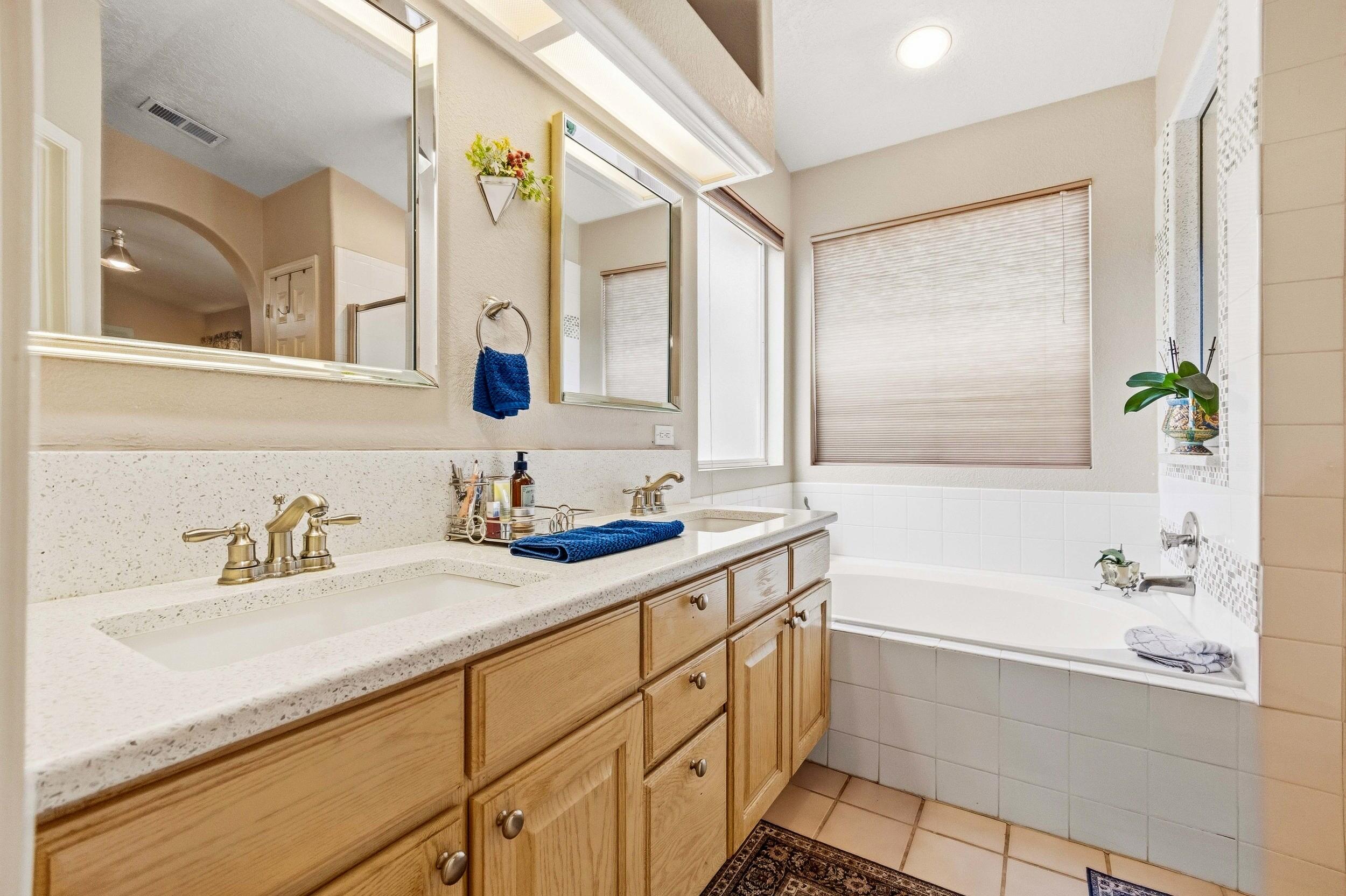 Photo 9 — 10319 Arroyo Crest Drive NW