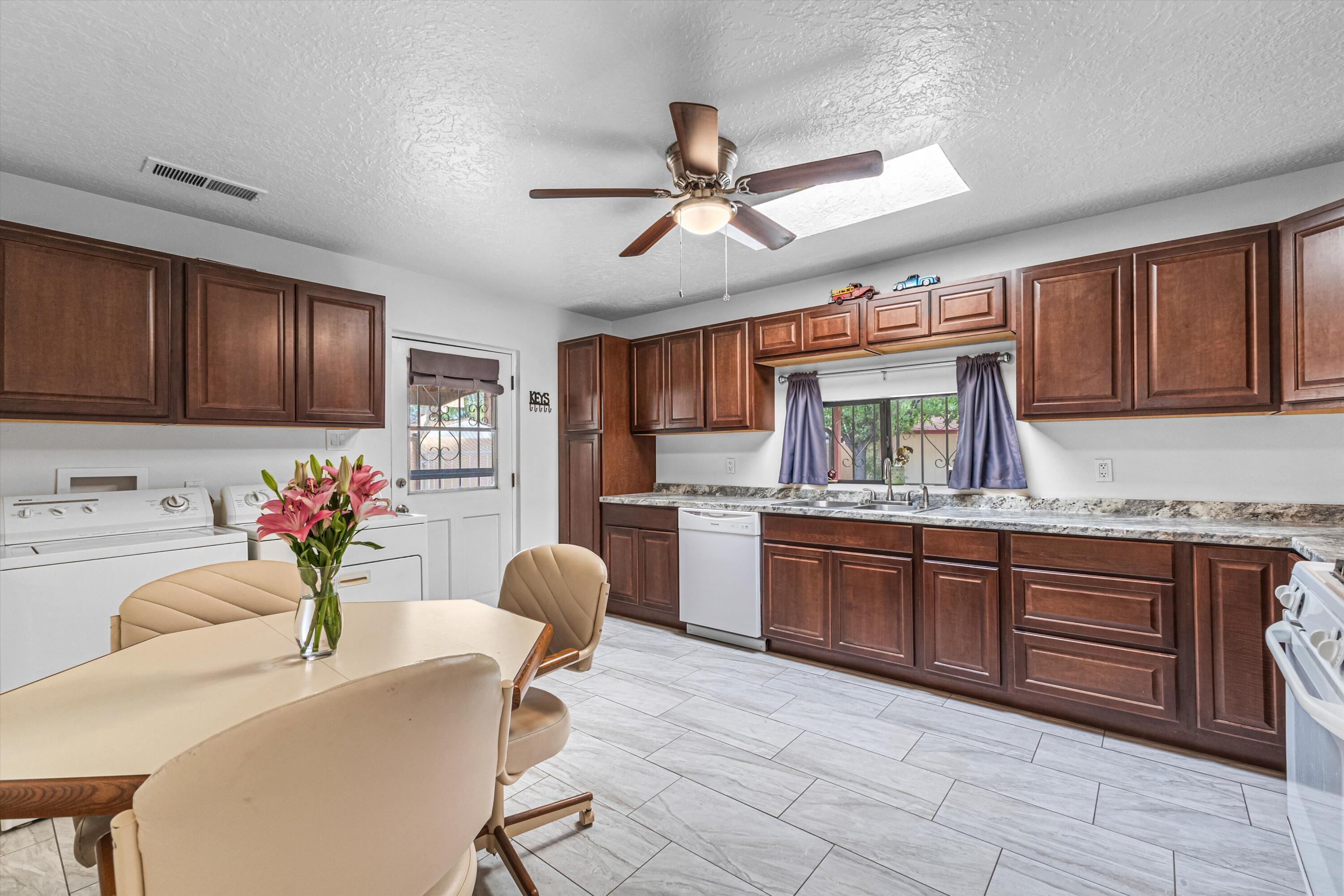 Photo 7 — 1834 Sunset Gardens Road SW