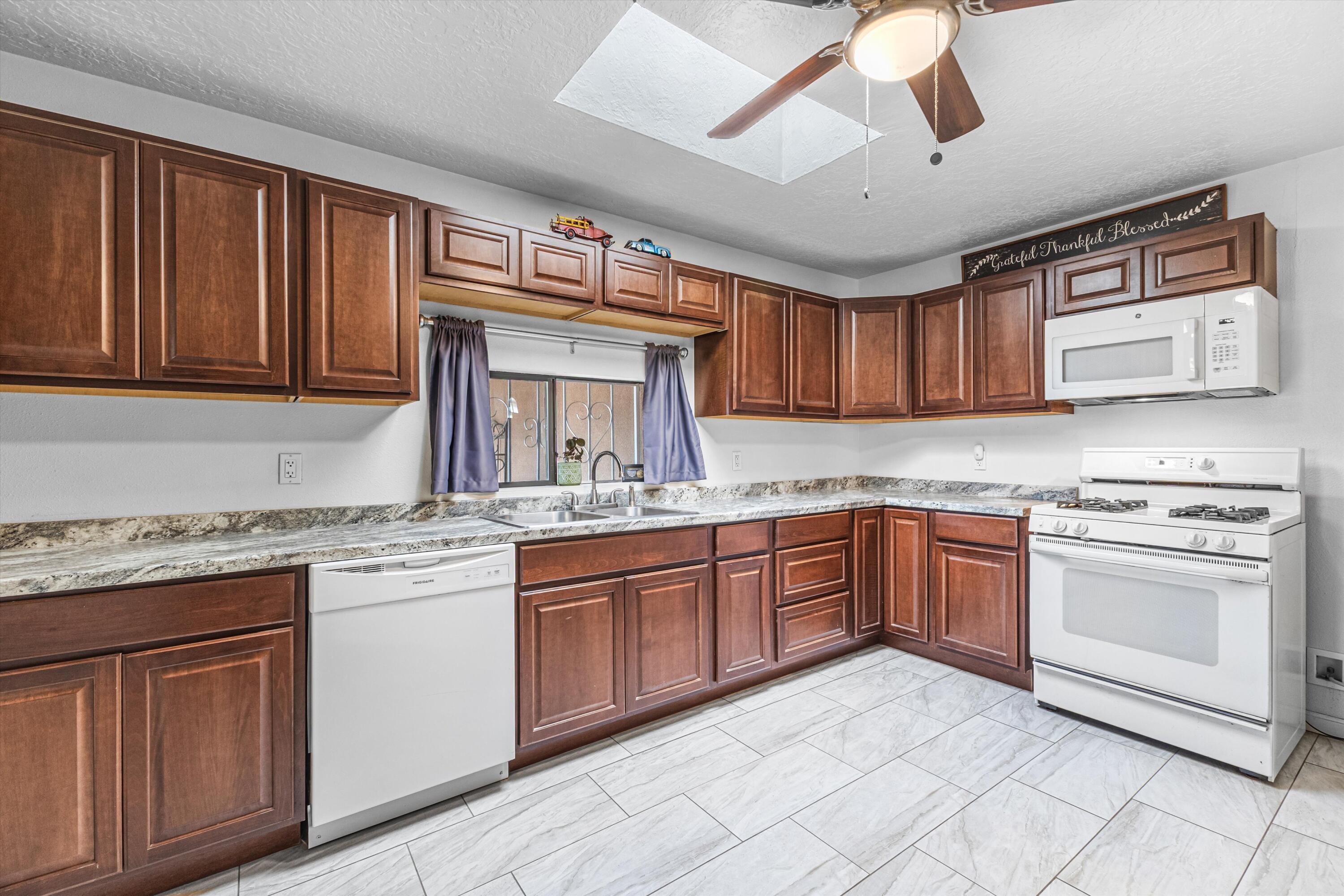 Photo 9 — 1834 Sunset Gardens Road SW