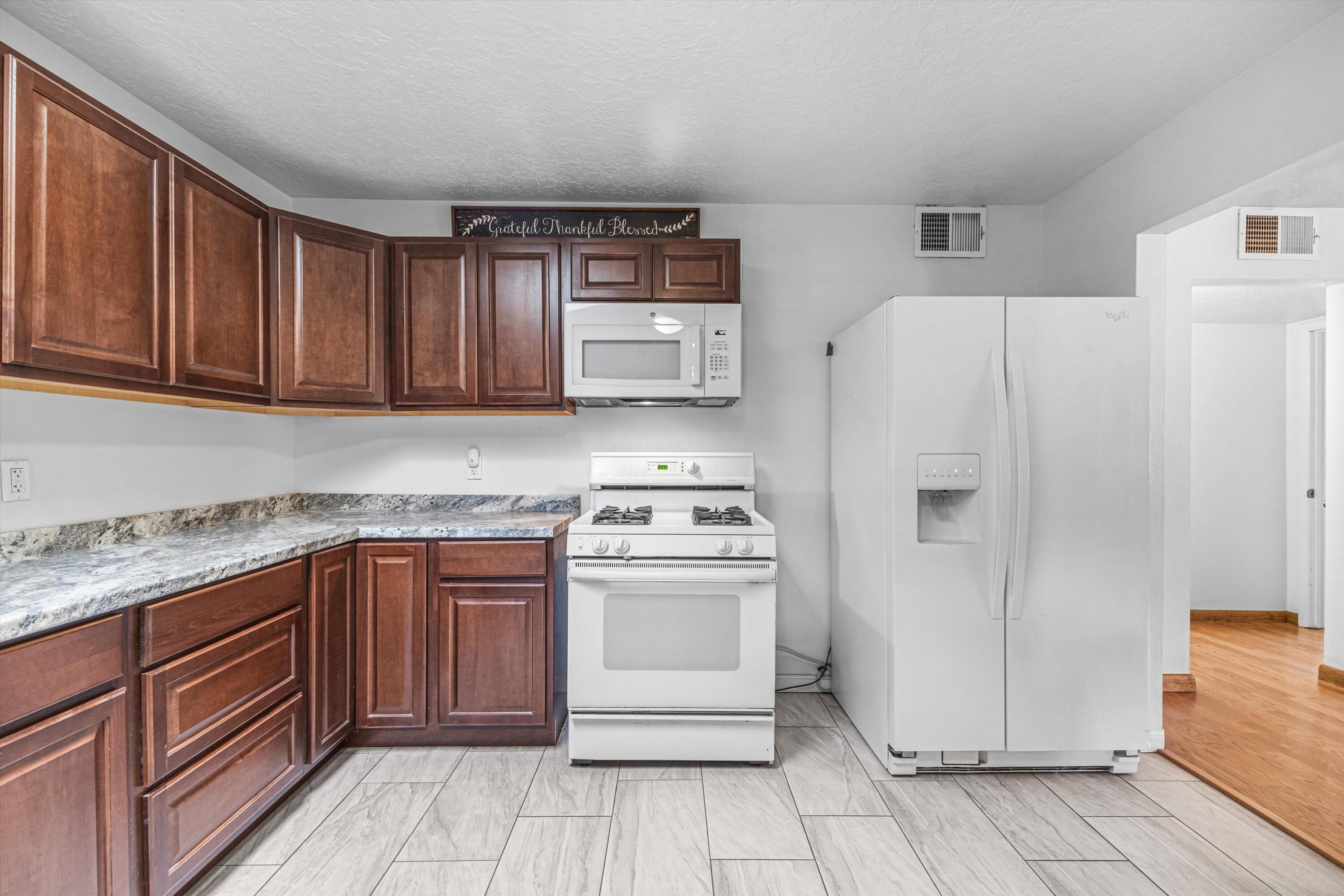 Photo 10 — 1834 Sunset Gardens Road SW