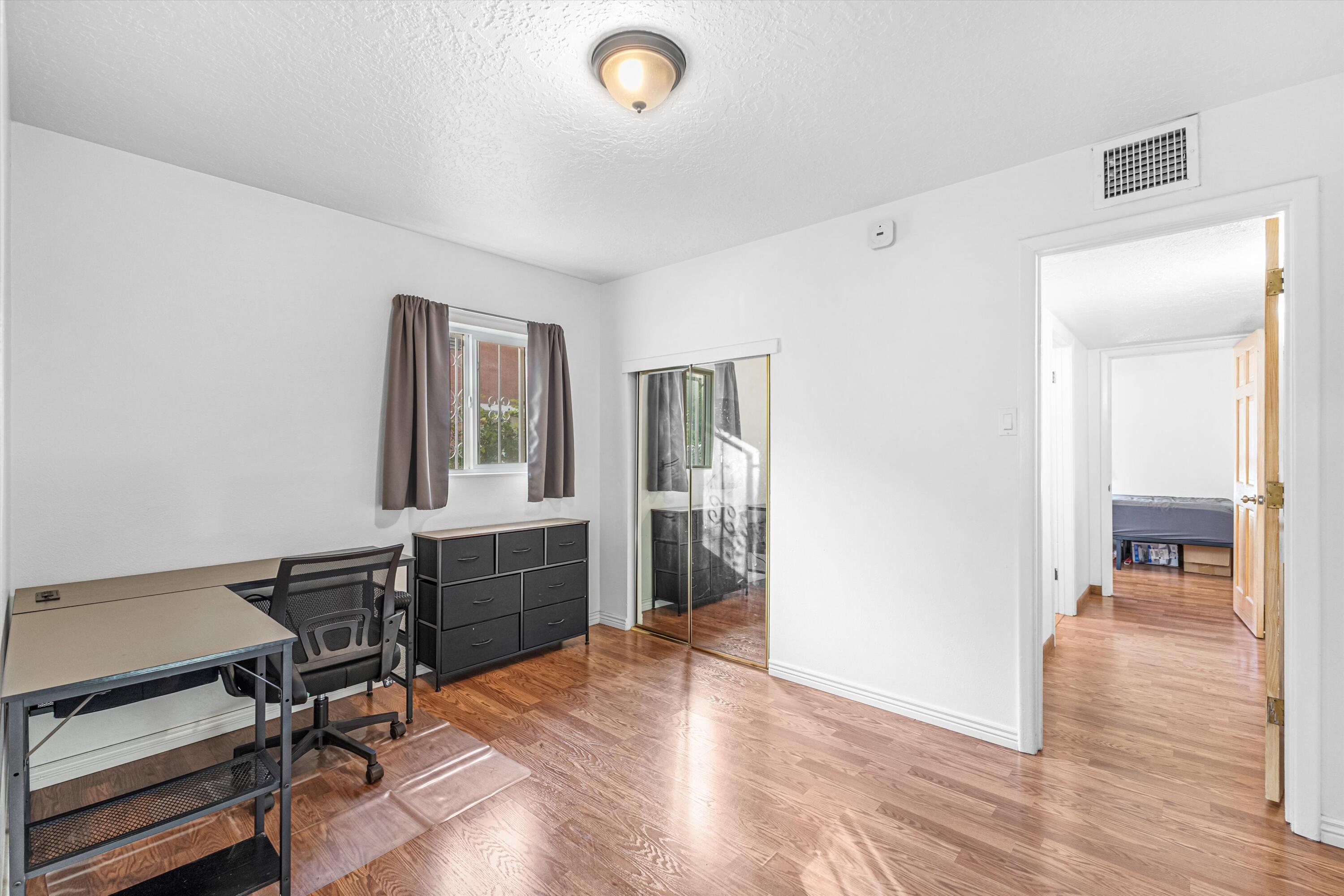 Photo 17 — 1834 Sunset Gardens Road SW