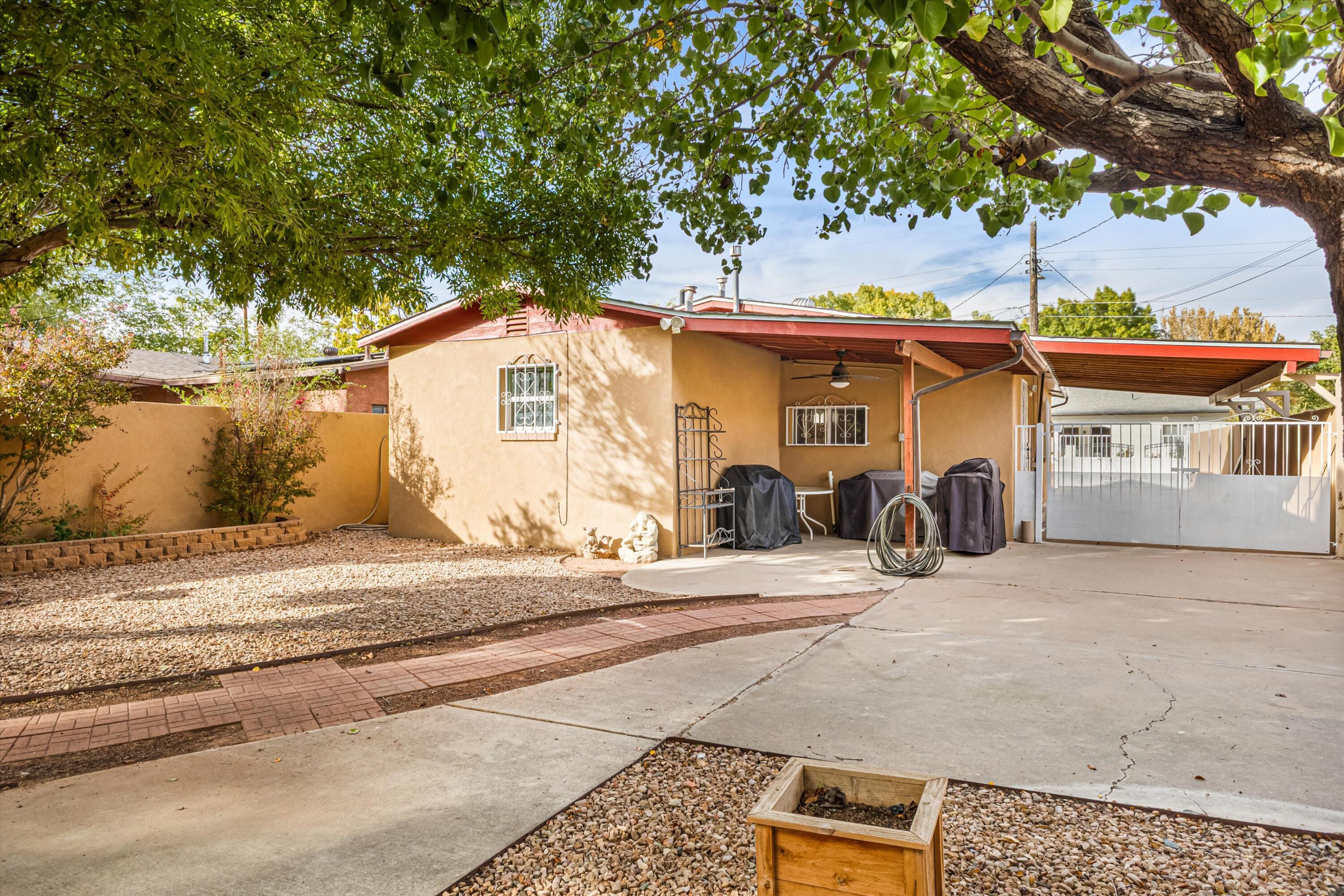 Photo 2 — 1834 Sunset Gardens Road SW