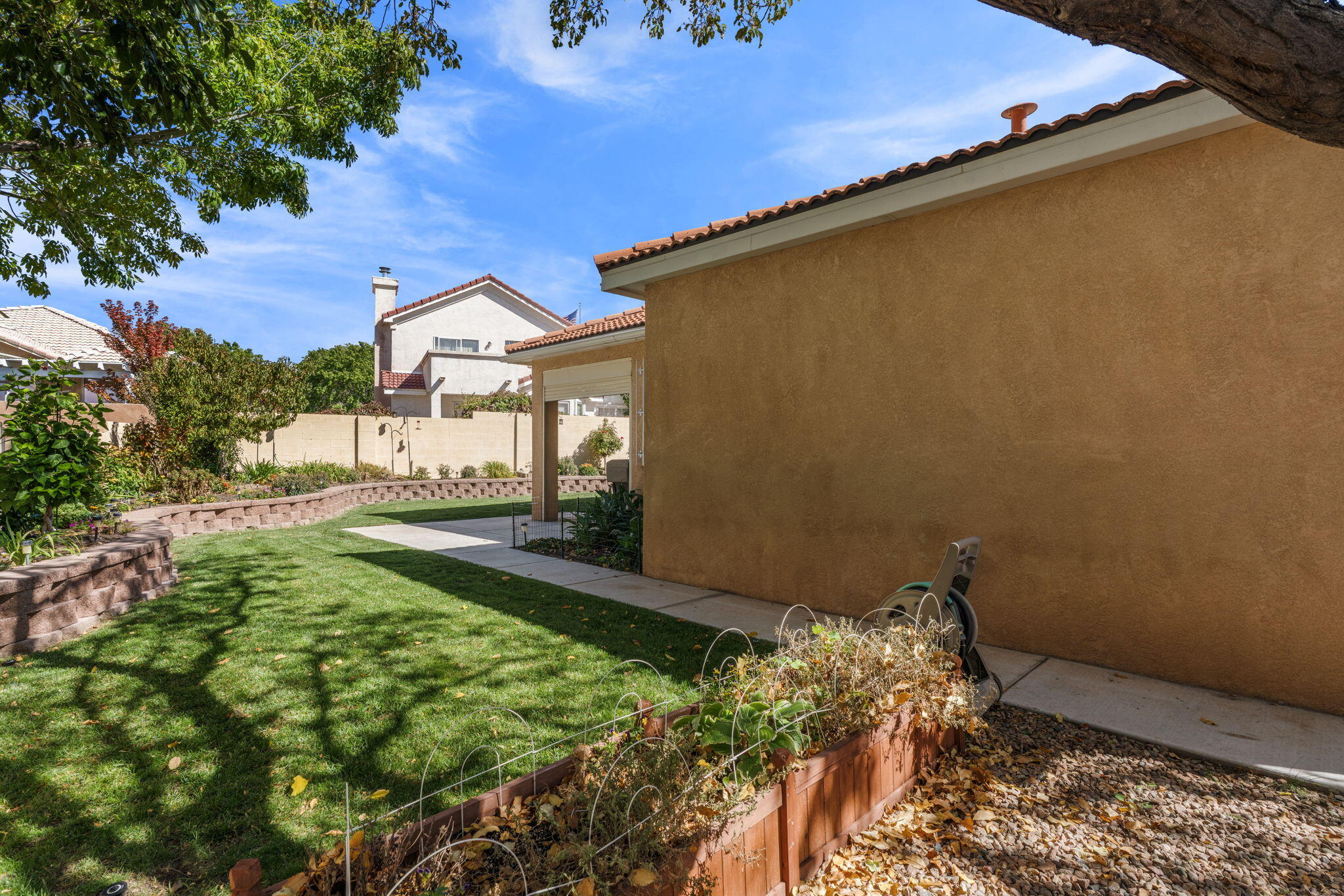 Photo 9 — 7509 Palomas Park Avenue NE