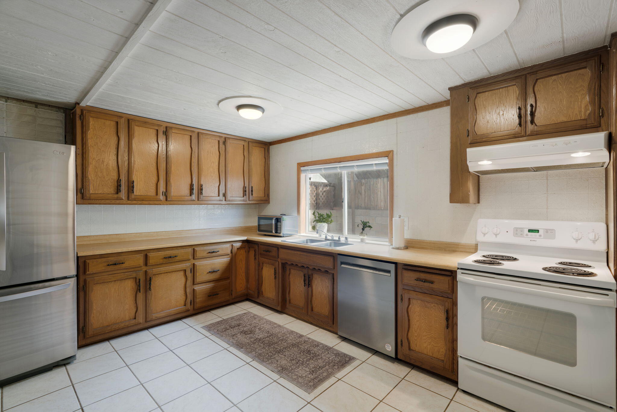 Photo 10 — 3600 Garcia Street NE