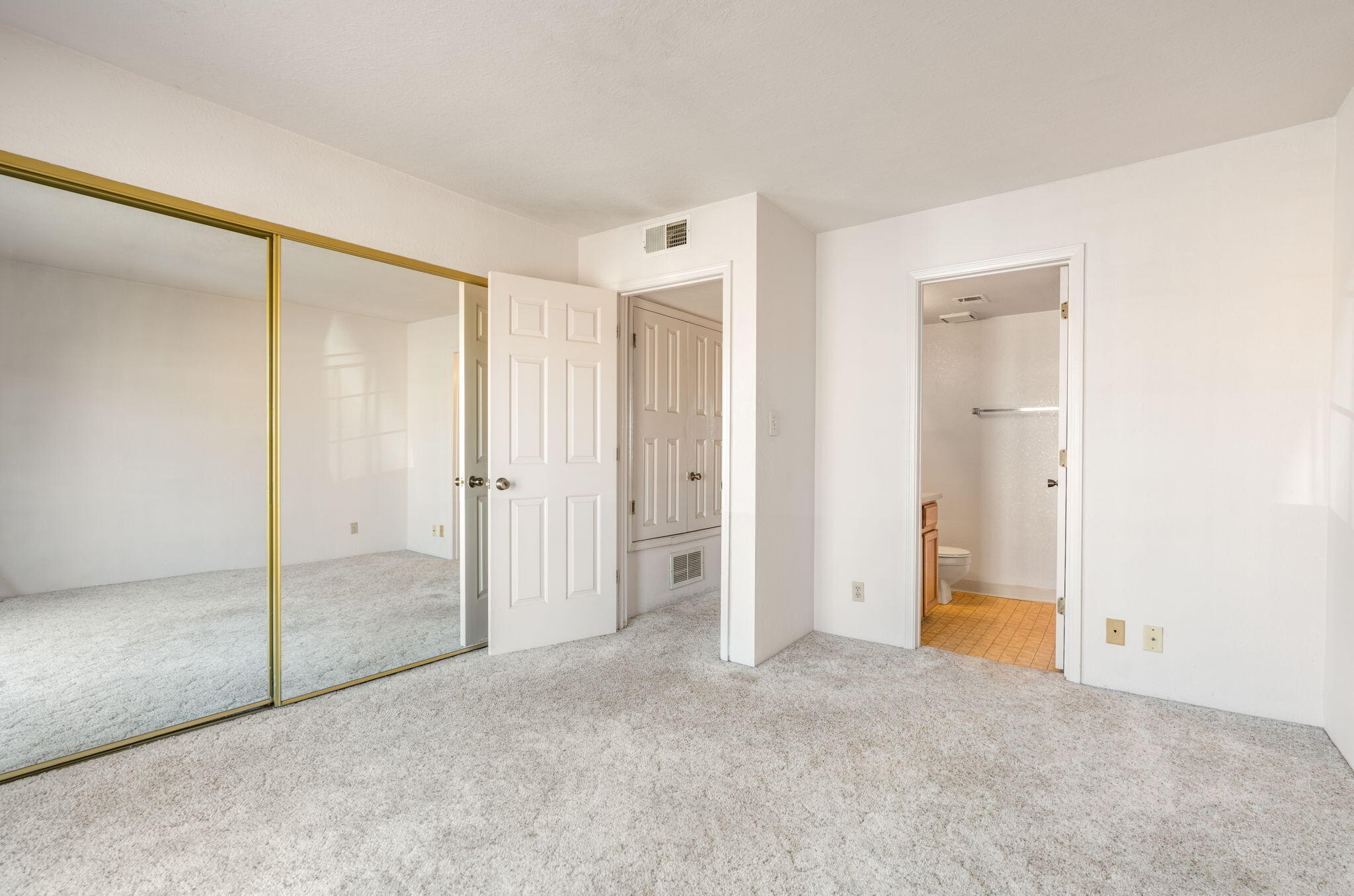 Photo 3 — 3301 Monroe Street NE UNIT L125