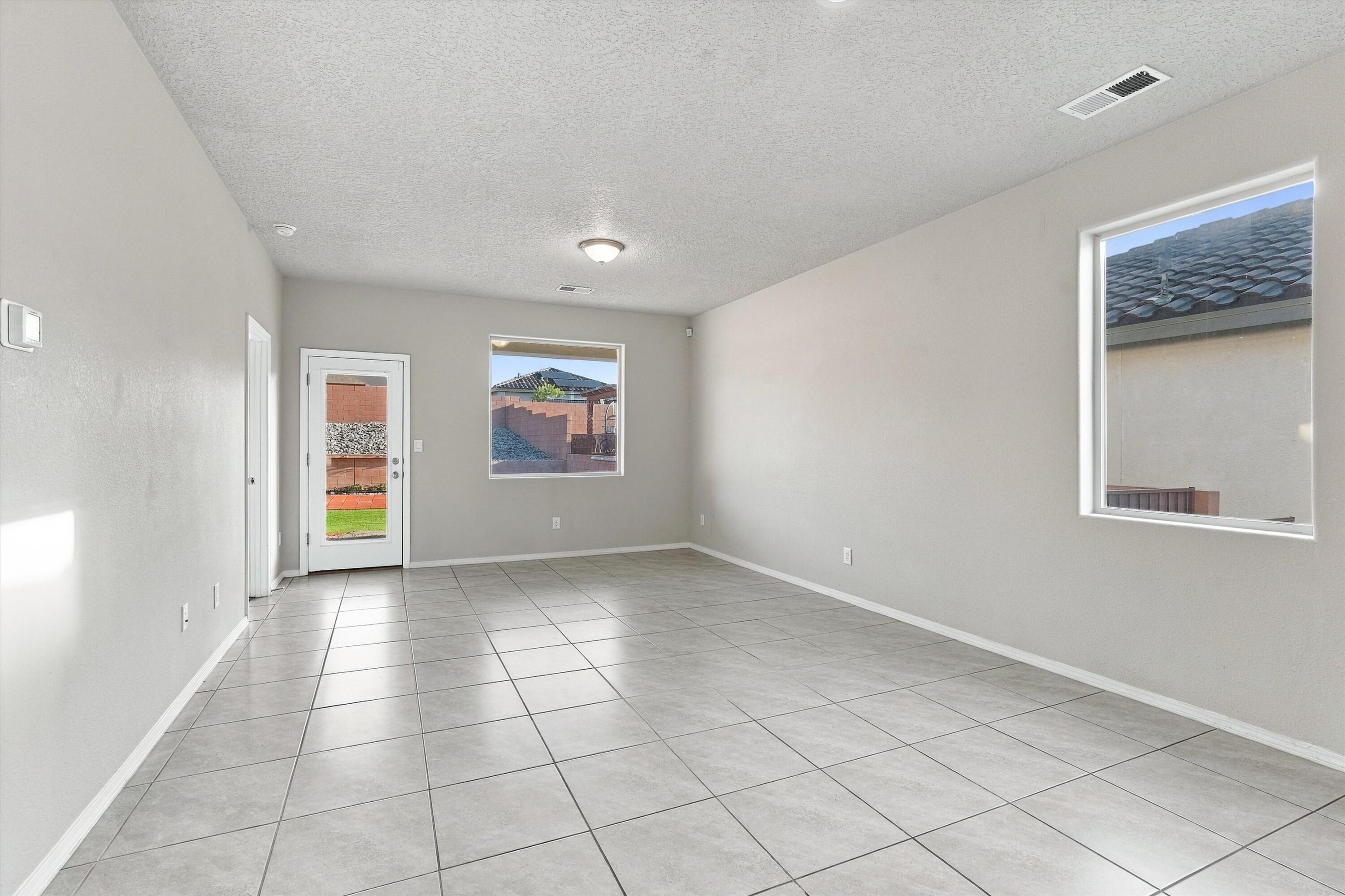 Photo 5 — 663 Turmalina Drive SE