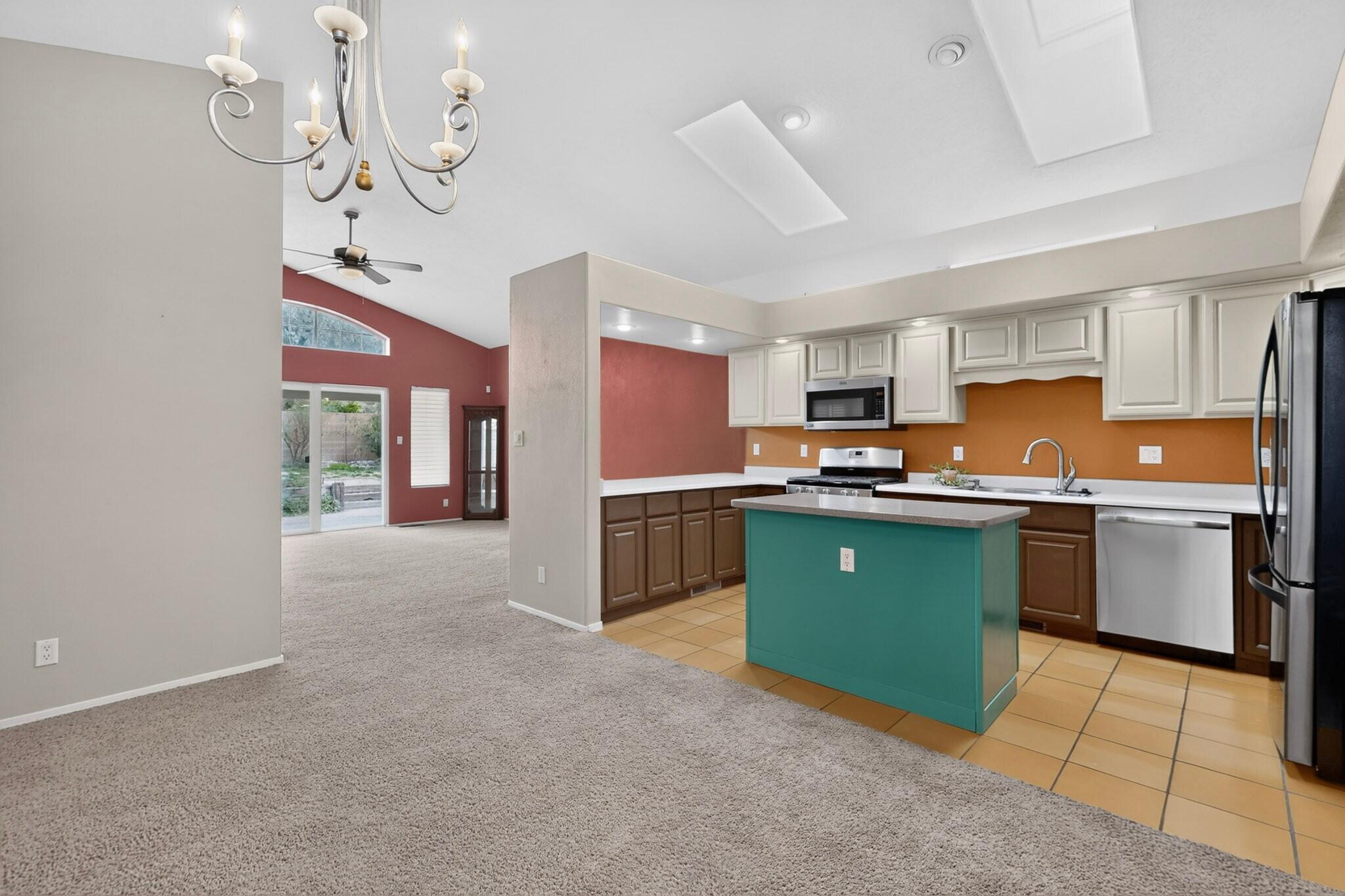 Photo 12 — 633 Lakeview Circle SE