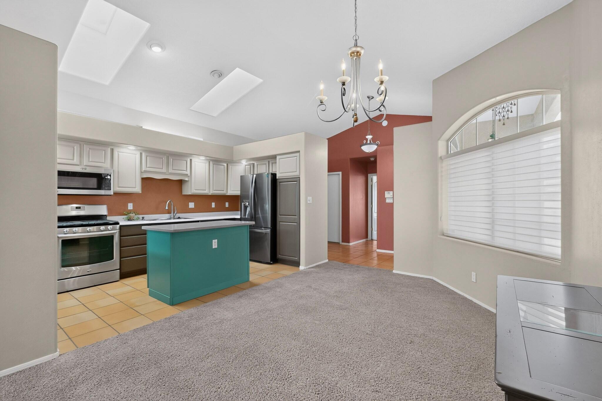 Photo 13 — 633 Lakeview Circle SE