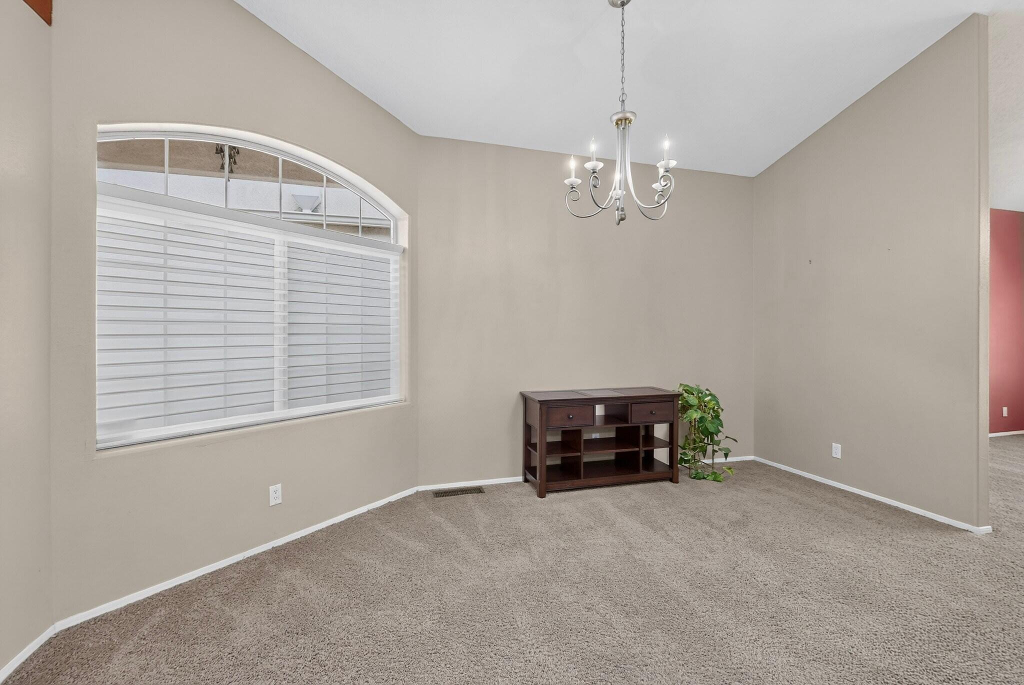 Photo 14 — 633 Lakeview Circle SE