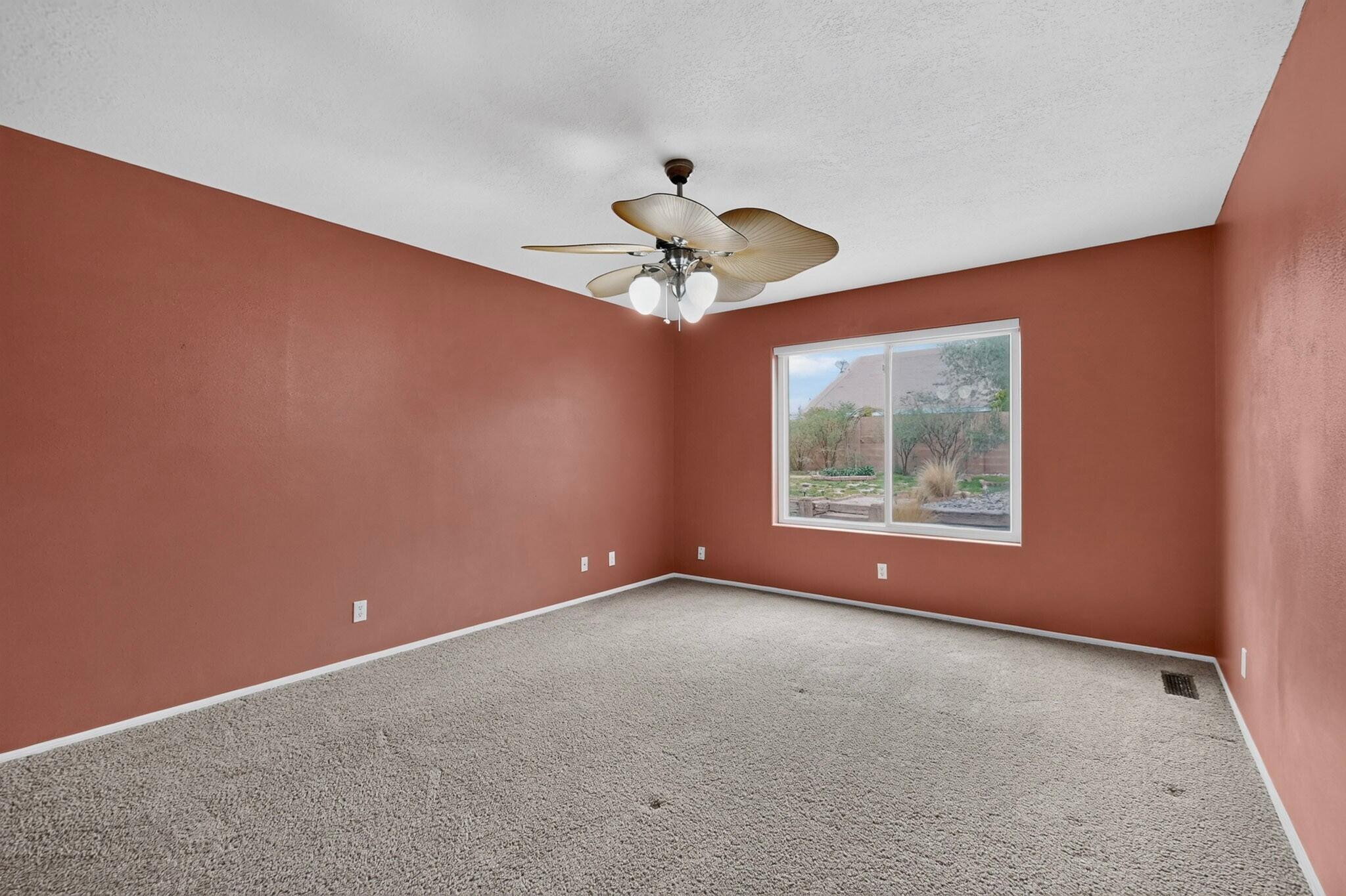 Photo 17 — 633 Lakeview Circle SE
