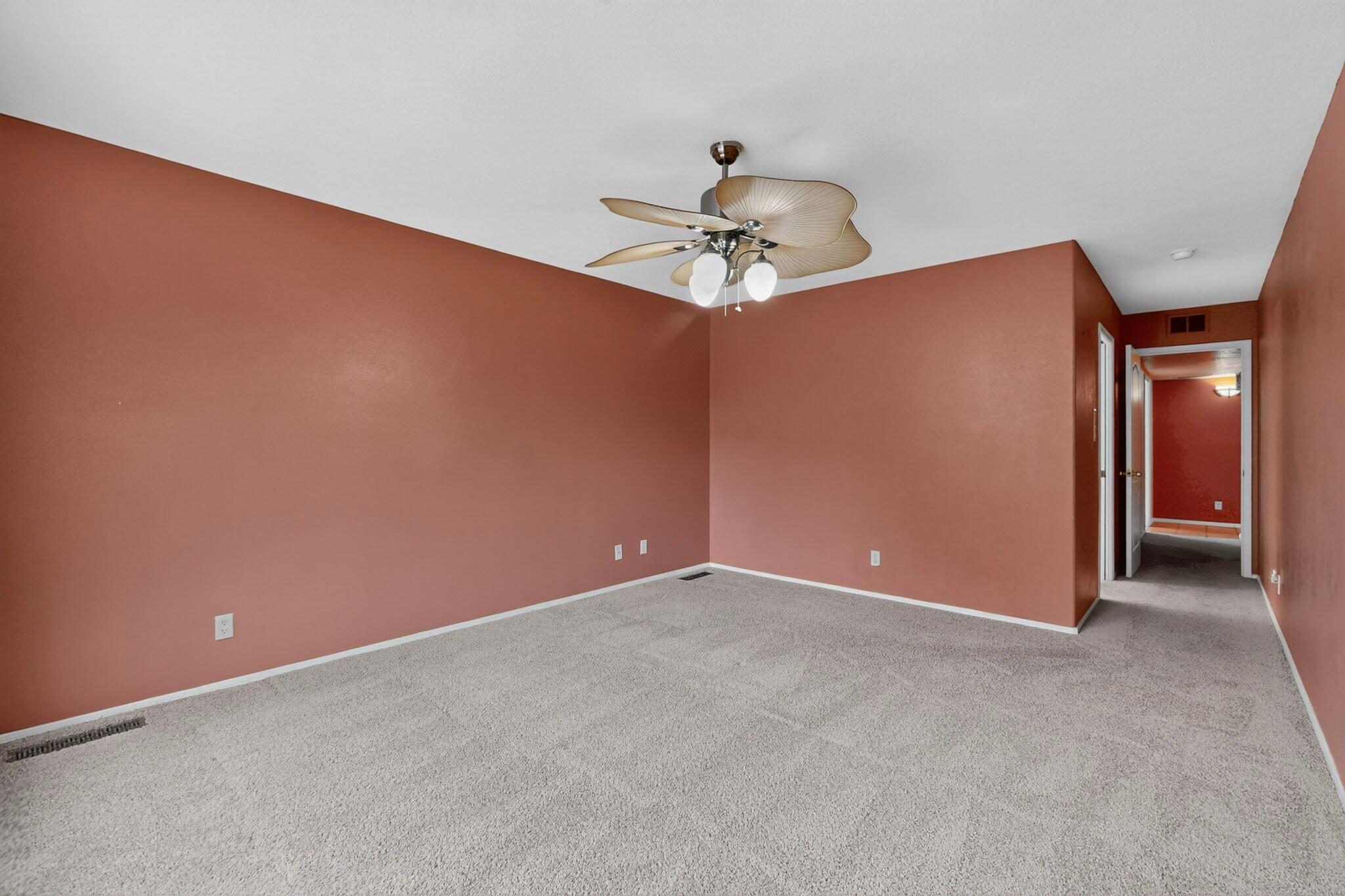 Photo 18 — 633 Lakeview Circle SE