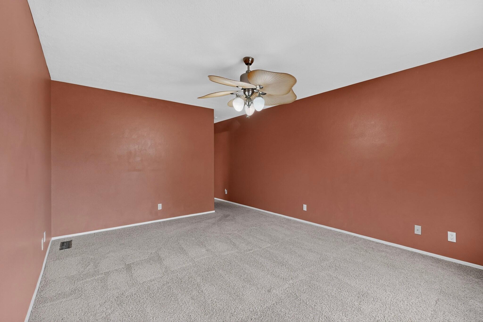Photo 19 — 633 Lakeview Circle SE