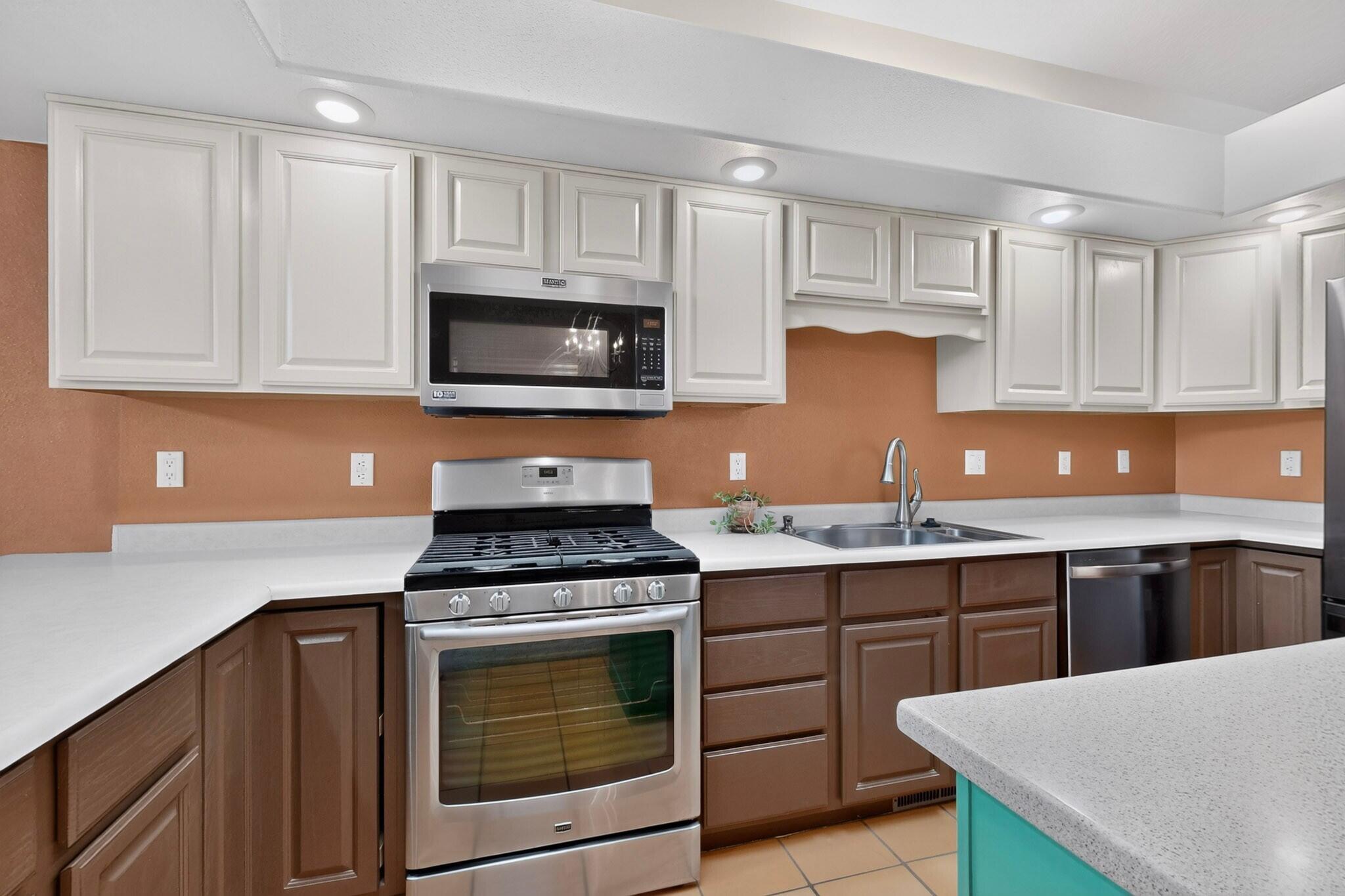 Photo 9 — 633 Lakeview Circle SE