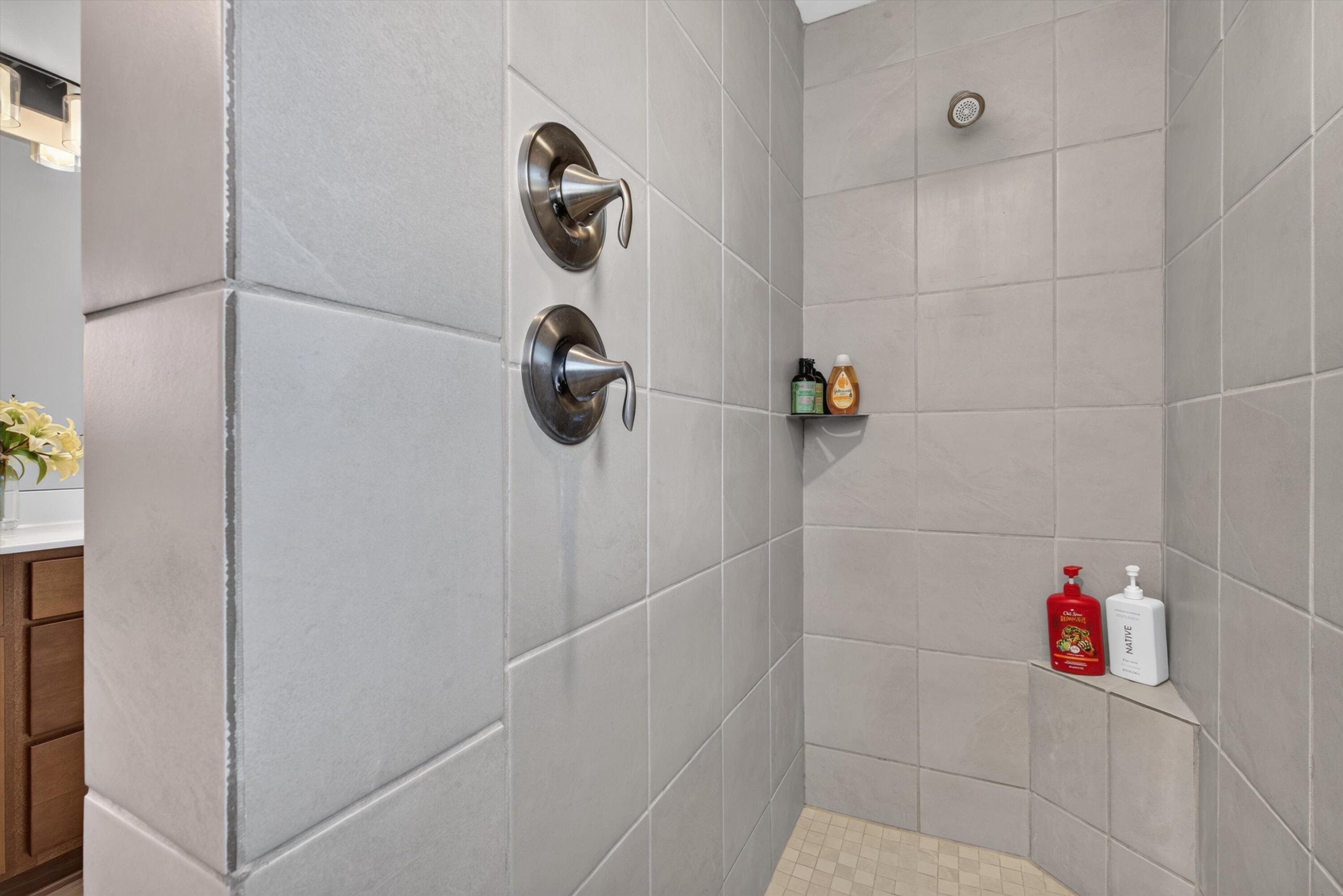 Photo 17 — 2431 Camrose Road NE