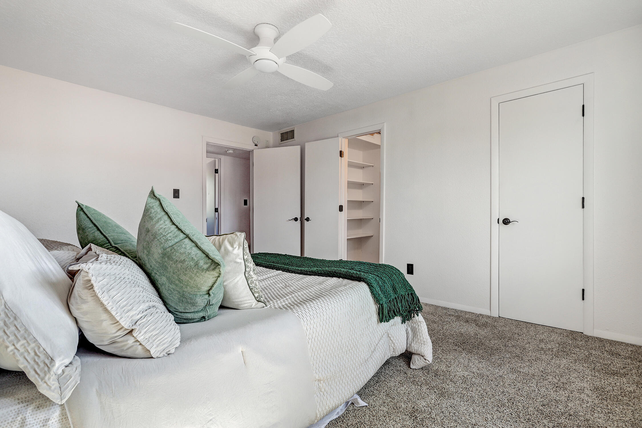 Photo 17 — 13246 Candelaria Road NE