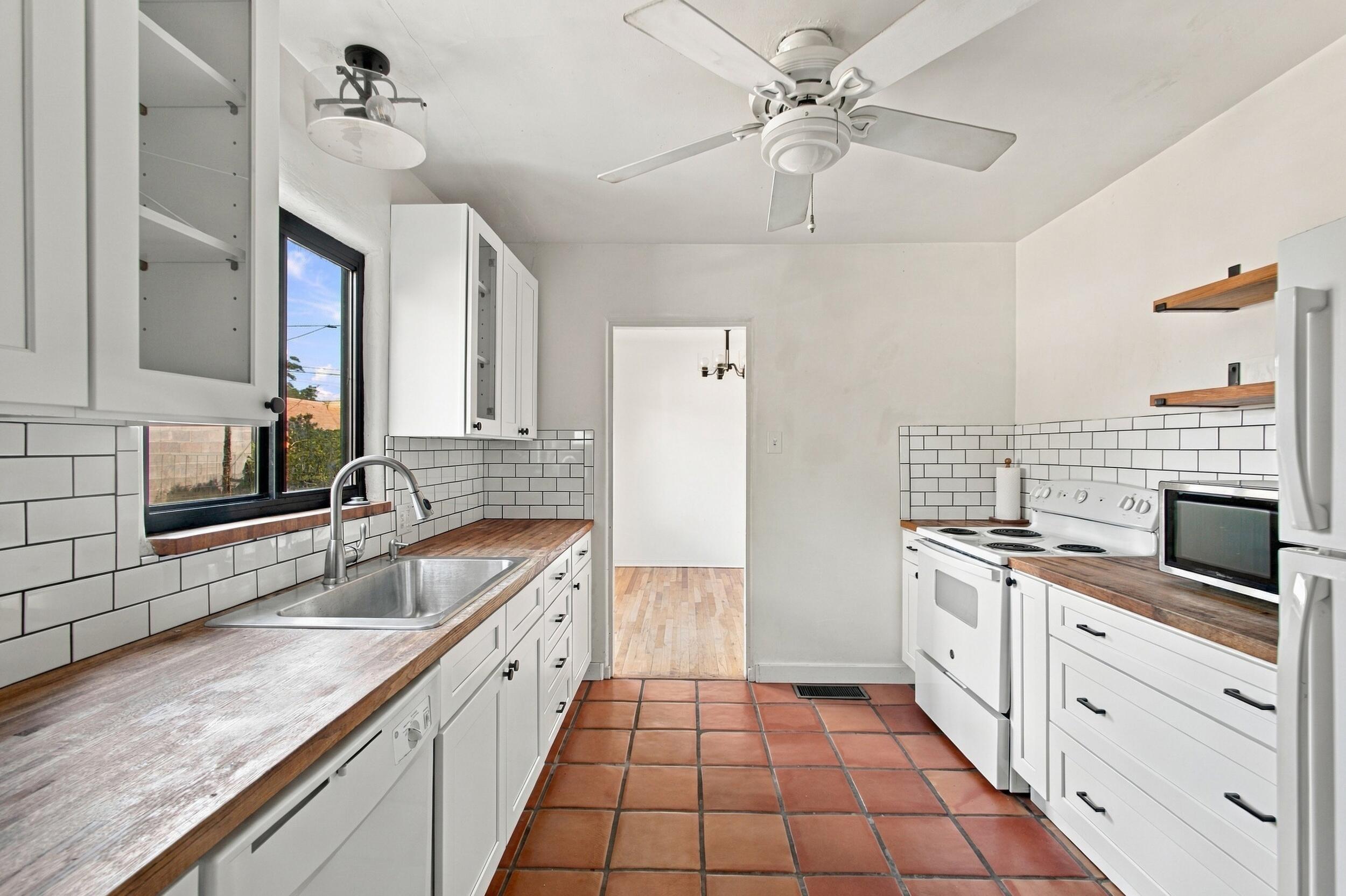 Photo 7 — 218 Quincy Street NE