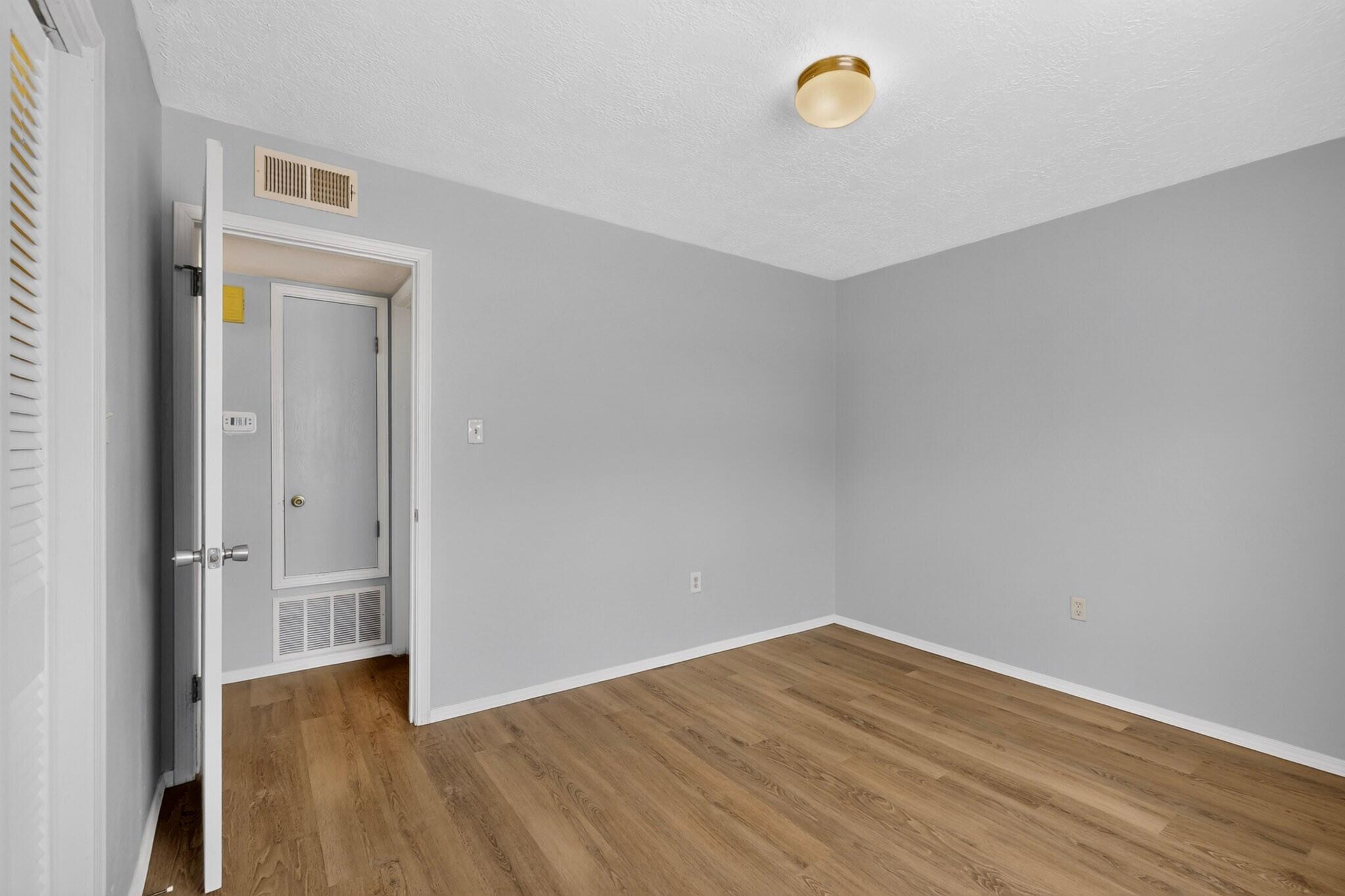 Photo 11 — 938 Sunflower Drive SW