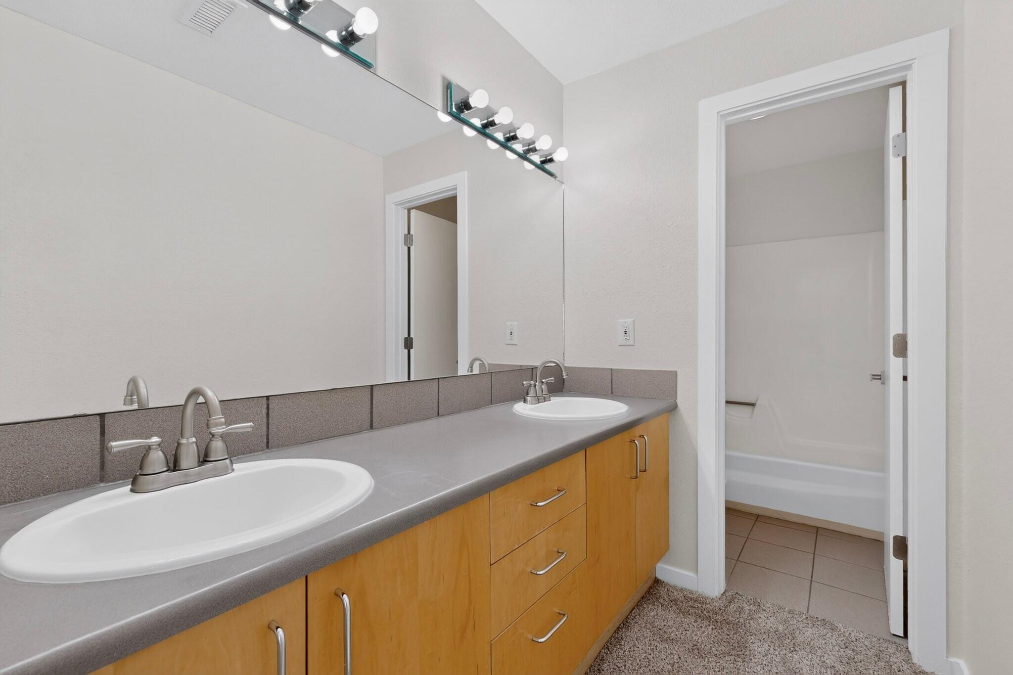 Photo 5 — 13250 Candelaria Road NE