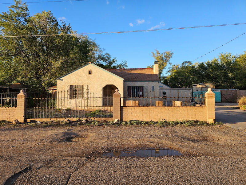 1233 Montrose Place SW