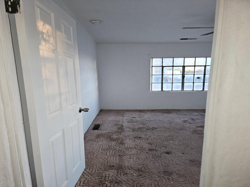 Photo 5 — 1233 Montrose Place SW