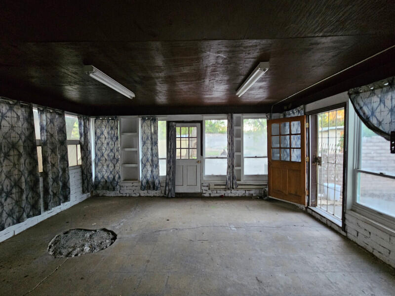 Photo 2 — 1233 Montrose Place SW