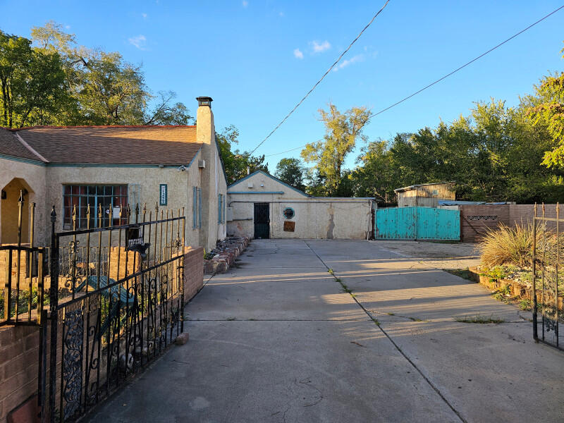 Photo 13 — 1233 Montrose Place SW