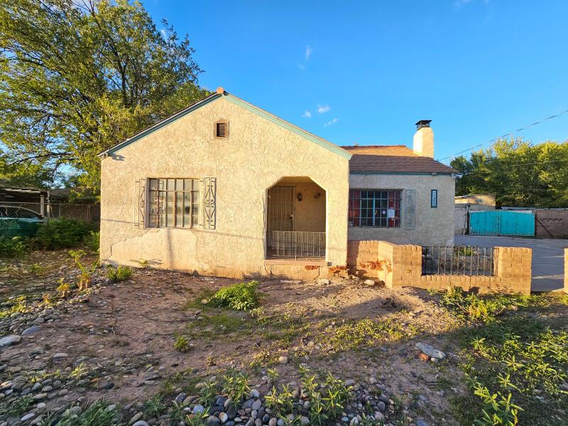 Photo 12 — 1233 Montrose Place SW