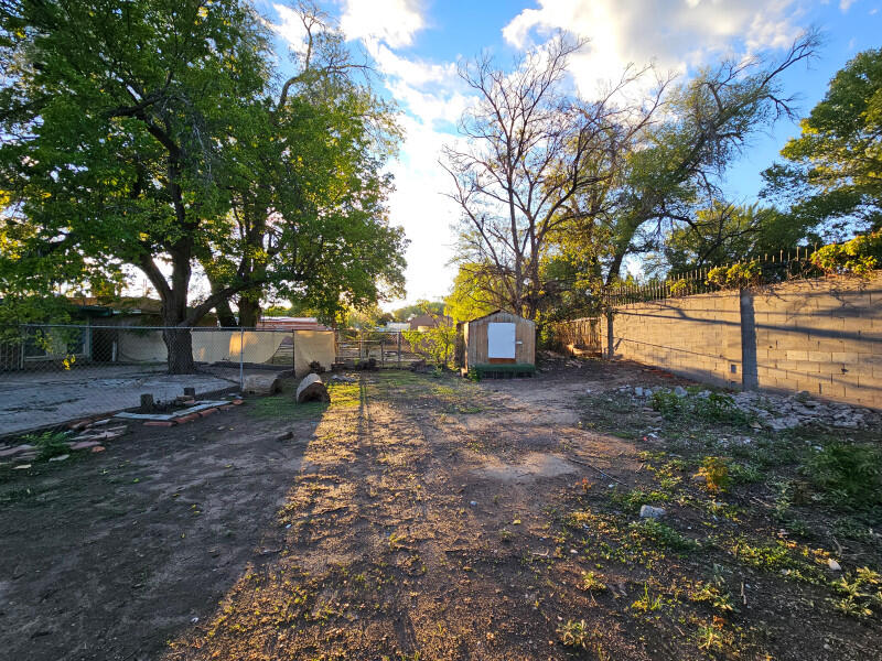 Photo 8 — 1233 Montrose Place SW