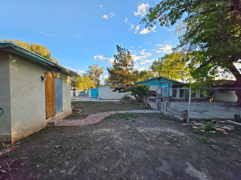 Photo 7 — 1233 Montrose Place SW